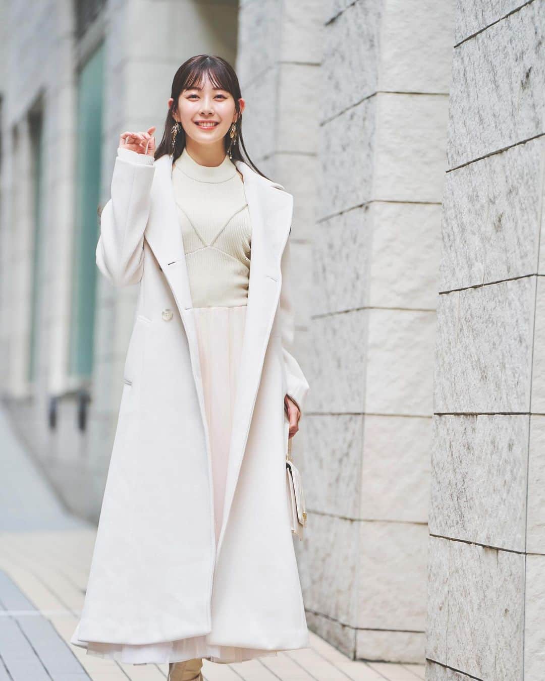 渡辺美優紀さんのインスタグラム写真 - (渡辺美優紀Instagram)「. 冬に着る真っ白いコートはとってもドラマティックで特別ですよね♡ . #コート  #mercuryduo  #冬コーデ  #ホワイトコーデ」12月4日 19時34分 - miyukichan919