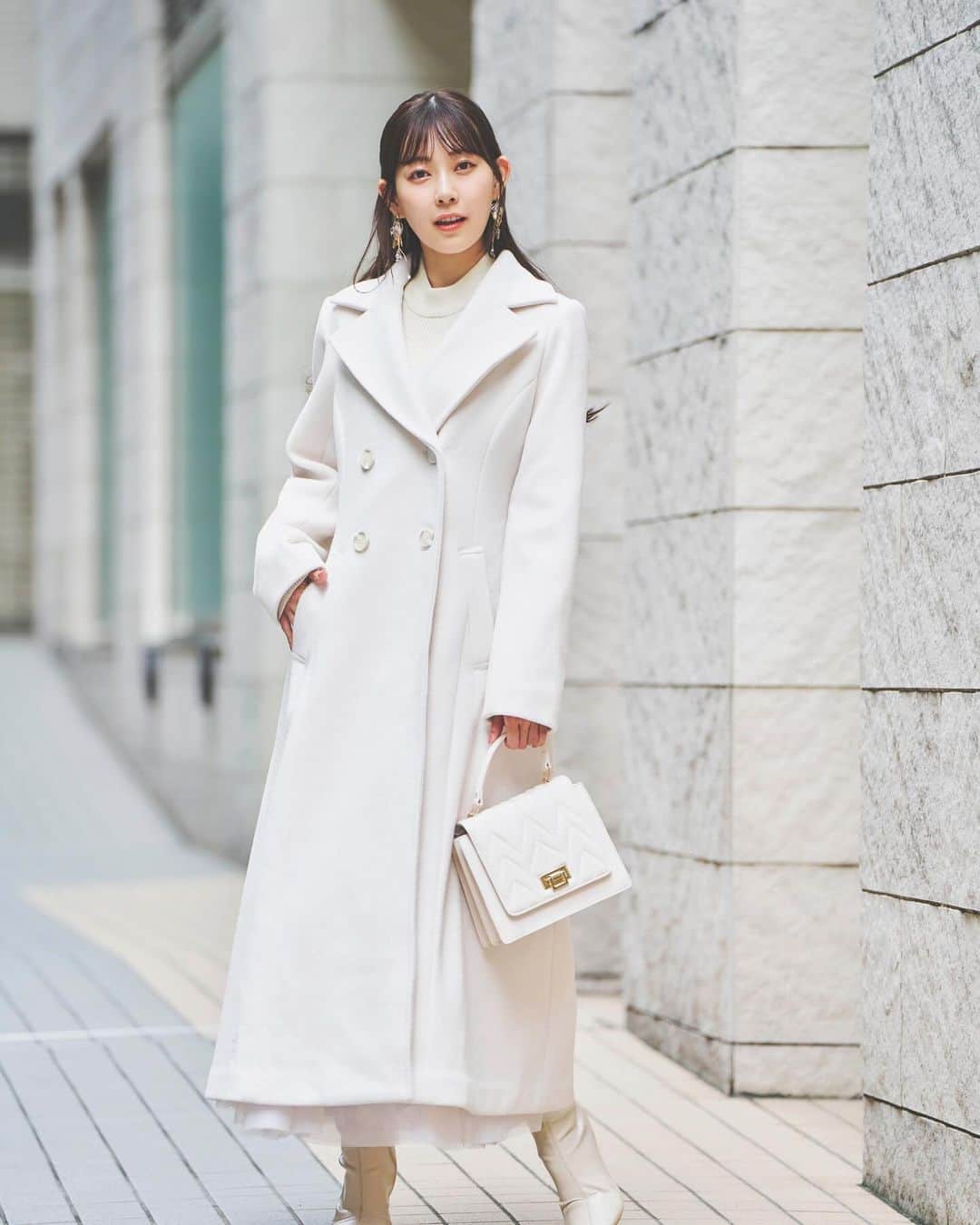 渡辺美優紀のインスタグラム：「. 冬に着る真っ白いコートはとってもドラマティックで特別ですよね♡ . #コート  #mercuryduo  #冬コーデ  #ホワイトコーデ」