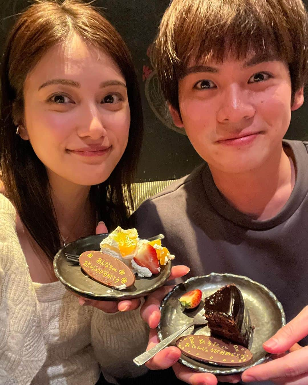 入山杏奈さんのインスタグラム写真 - (入山杏奈Instagram)「28歳になりました🥰  当日はタクフェス『晩餐』の名古屋公演で お客様にもお祝いしていただいちゃいました。 もー幸せいっぱいです。  なによりね、大好きな人たちと一緒にいられて嬉しかった！ 恥ずかしげもなく 面と向かってみんなに大好きって言えるくらい このファミリーが大好き。 うん。カンパニーとかじゃなくて、もはやファミリー。  途中参加だけど(もはや誰もそう思ってないけど笑) みんな最初から超ウェルカムな雰囲気で迎えてくれて 先輩後輩関係なく意見出し合って みんなで最高の作品つくろうって頑張って 同じ釜の飯食って  もう、なんだろう。なんなんだろう。 愛が溢れて止まらない。  いや、これはさすがに恥ずかしいか。  ここまで全国回ってきましたが ラストは東京 12/8〜17まで、池袋サンシャイン劇場で。 たくさんの方に見ていただきたい作品です。 ぜひ、足を運んでくださったら嬉しいです！ お待ちしております。  誕生日1日違いのりょーへい🎂 りょーへい髪の毛立つと大牟田くんになるの👽👓 その過程がおもしろかったから全部載せてみた。  28歳の抱負とかじゃなくて 晩餐への愛になってしまいましたが この1年も楽しく生きられたらそれだけで十分です。 みんなにも楽しんでもらいたいです。 何卒、よろしくお願いいたします！  たくさんのお祝いメッセージありがとうございました☺️🫶  Cumplí 28 años! Quiero agradecerles a todos ustedes por el amor que me han dado y muchos mensajes bonitos 🥰 Estoy participando en una obra de teatro. Estoy tan feliz de poder celebrar mi cumple haciendo lo que más me fascina y con la gente que amo. <3  Fuimos de gira por Japón, y el último lugar es Tokyo. Las funciones serán en el Ikebukuro Sunshine Theater del 8 al 17 de diciembre, por si quieren venir😂😂😂」12月4日 19時29分 - iamannairiyama