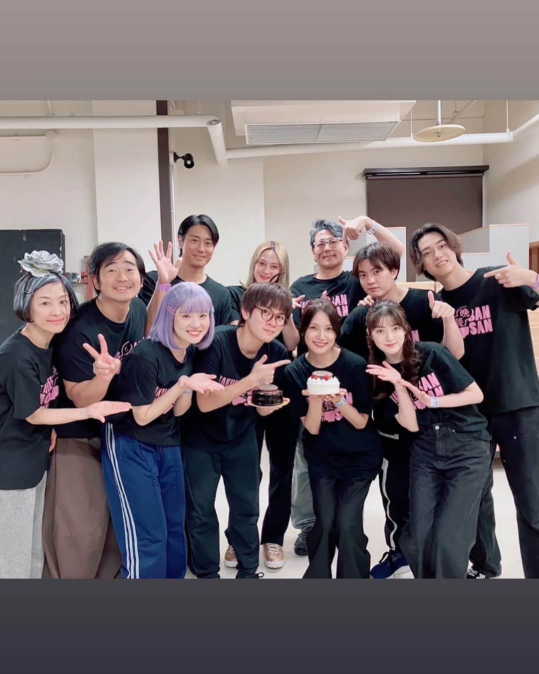 入山杏奈さんのインスタグラム写真 - (入山杏奈Instagram)「28歳になりました🥰  当日はタクフェス『晩餐』の名古屋公演で お客様にもお祝いしていただいちゃいました。 もー幸せいっぱいです。  なによりね、大好きな人たちと一緒にいられて嬉しかった！ 恥ずかしげもなく 面と向かってみんなに大好きって言えるくらい このファミリーが大好き。 うん。カンパニーとかじゃなくて、もはやファミリー。  途中参加だけど(もはや誰もそう思ってないけど笑) みんな最初から超ウェルカムな雰囲気で迎えてくれて 先輩後輩関係なく意見出し合って みんなで最高の作品つくろうって頑張って 同じ釜の飯食って  もう、なんだろう。なんなんだろう。 愛が溢れて止まらない。  いや、これはさすがに恥ずかしいか。  ここまで全国回ってきましたが ラストは東京 12/8〜17まで、池袋サンシャイン劇場で。 たくさんの方に見ていただきたい作品です。 ぜひ、足を運んでくださったら嬉しいです！ お待ちしております。  誕生日1日違いのりょーへい🎂 りょーへい髪の毛立つと大牟田くんになるの👽👓 その過程がおもしろかったから全部載せてみた。  28歳の抱負とかじゃなくて 晩餐への愛になってしまいましたが この1年も楽しく生きられたらそれだけで十分です。 みんなにも楽しんでもらいたいです。 何卒、よろしくお願いいたします！  たくさんのお祝いメッセージありがとうございました☺️🫶  Cumplí 28 años! Quiero agradecerles a todos ustedes por el amor que me han dado y muchos mensajes bonitos 🥰 Estoy participando en una obra de teatro. Estoy tan feliz de poder celebrar mi cumple haciendo lo que más me fascina y con la gente que amo. <3  Fuimos de gira por Japón, y el último lugar es Tokyo. Las funciones serán en el Ikebukuro Sunshine Theater del 8 al 17 de diciembre, por si quieren venir😂😂😂」12月4日 19時29分 - iamannairiyama