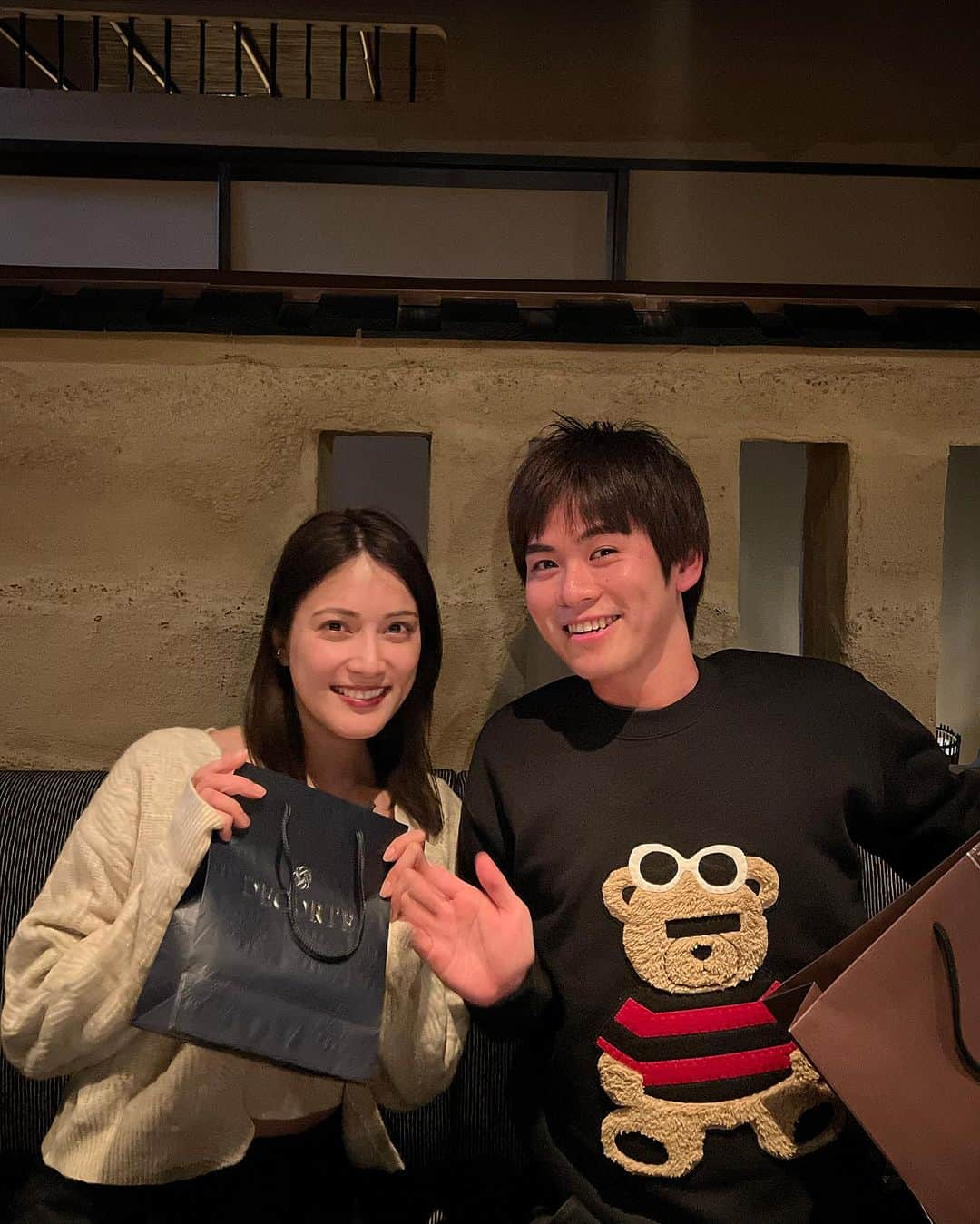 入山杏奈さんのインスタグラム写真 - (入山杏奈Instagram)「28歳になりました🥰  当日はタクフェス『晩餐』の名古屋公演で お客様にもお祝いしていただいちゃいました。 もー幸せいっぱいです。  なによりね、大好きな人たちと一緒にいられて嬉しかった！ 恥ずかしげもなく 面と向かってみんなに大好きって言えるくらい このファミリーが大好き。 うん。カンパニーとかじゃなくて、もはやファミリー。  途中参加だけど(もはや誰もそう思ってないけど笑) みんな最初から超ウェルカムな雰囲気で迎えてくれて 先輩後輩関係なく意見出し合って みんなで最高の作品つくろうって頑張って 同じ釜の飯食って  もう、なんだろう。なんなんだろう。 愛が溢れて止まらない。  いや、これはさすがに恥ずかしいか。  ここまで全国回ってきましたが ラストは東京 12/8〜17まで、池袋サンシャイン劇場で。 たくさんの方に見ていただきたい作品です。 ぜひ、足を運んでくださったら嬉しいです！ お待ちしております。  誕生日1日違いのりょーへい🎂 りょーへい髪の毛立つと大牟田くんになるの👽👓 その過程がおもしろかったから全部載せてみた。  28歳の抱負とかじゃなくて 晩餐への愛になってしまいましたが この1年も楽しく生きられたらそれだけで十分です。 みんなにも楽しんでもらいたいです。 何卒、よろしくお願いいたします！  たくさんのお祝いメッセージありがとうございました☺️🫶  Cumplí 28 años! Quiero agradecerles a todos ustedes por el amor que me han dado y muchos mensajes bonitos 🥰 Estoy participando en una obra de teatro. Estoy tan feliz de poder celebrar mi cumple haciendo lo que más me fascina y con la gente que amo. <3  Fuimos de gira por Japón, y el último lugar es Tokyo. Las funciones serán en el Ikebukuro Sunshine Theater del 8 al 17 de diciembre, por si quieren venir😂😂😂」12月4日 19時29分 - iamannairiyama