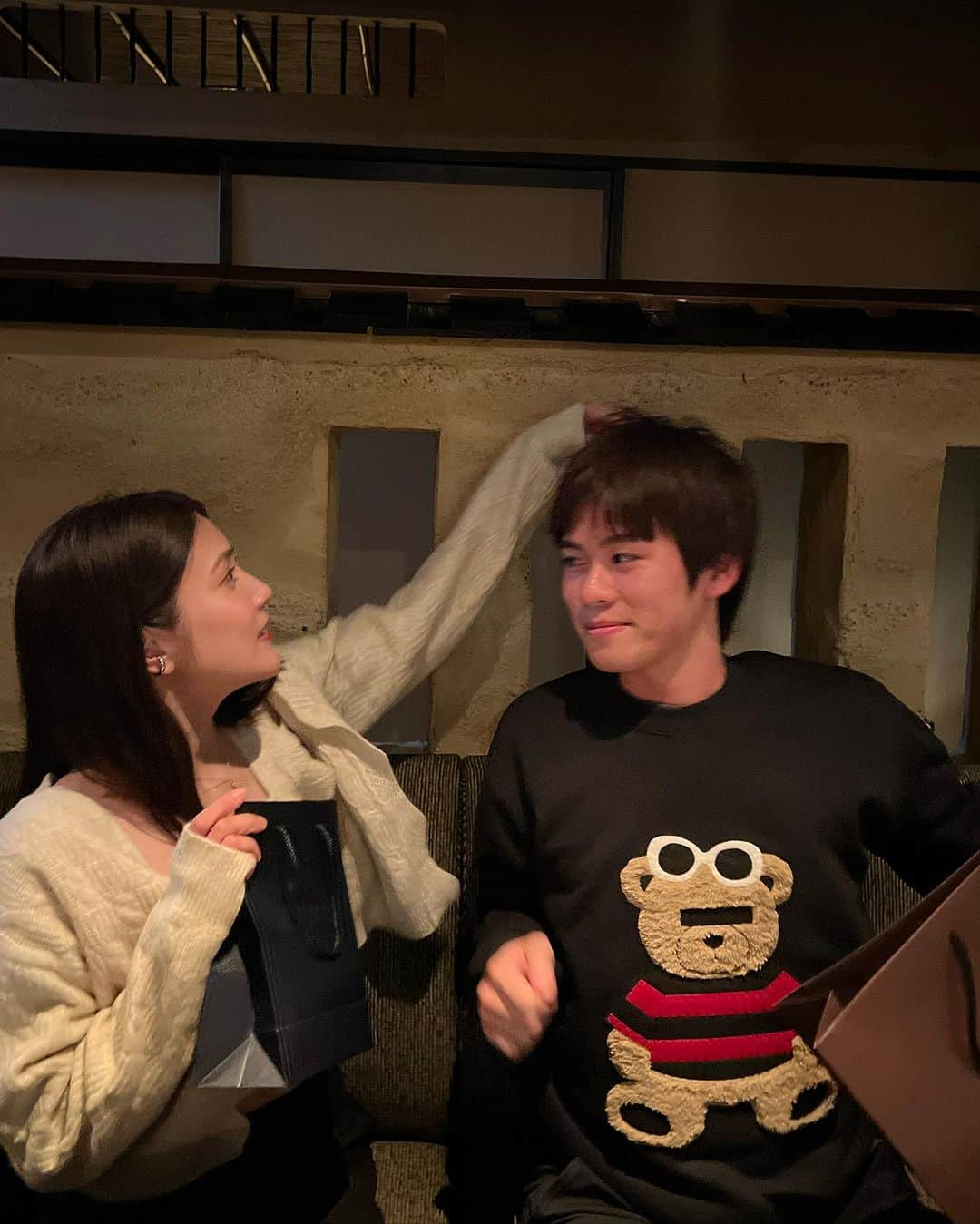 入山杏奈さんのインスタグラム写真 - (入山杏奈Instagram)「28歳になりました🥰  当日はタクフェス『晩餐』の名古屋公演で お客様にもお祝いしていただいちゃいました。 もー幸せいっぱいです。  なによりね、大好きな人たちと一緒にいられて嬉しかった！ 恥ずかしげもなく 面と向かってみんなに大好きって言えるくらい このファミリーが大好き。 うん。カンパニーとかじゃなくて、もはやファミリー。  途中参加だけど(もはや誰もそう思ってないけど笑) みんな最初から超ウェルカムな雰囲気で迎えてくれて 先輩後輩関係なく意見出し合って みんなで最高の作品つくろうって頑張って 同じ釜の飯食って  もう、なんだろう。なんなんだろう。 愛が溢れて止まらない。  いや、これはさすがに恥ずかしいか。  ここまで全国回ってきましたが ラストは東京 12/8〜17まで、池袋サンシャイン劇場で。 たくさんの方に見ていただきたい作品です。 ぜひ、足を運んでくださったら嬉しいです！ お待ちしております。  誕生日1日違いのりょーへい🎂 りょーへい髪の毛立つと大牟田くんになるの👽👓 その過程がおもしろかったから全部載せてみた。  28歳の抱負とかじゃなくて 晩餐への愛になってしまいましたが この1年も楽しく生きられたらそれだけで十分です。 みんなにも楽しんでもらいたいです。 何卒、よろしくお願いいたします！  たくさんのお祝いメッセージありがとうございました☺️🫶  Cumplí 28 años! Quiero agradecerles a todos ustedes por el amor que me han dado y muchos mensajes bonitos 🥰 Estoy participando en una obra de teatro. Estoy tan feliz de poder celebrar mi cumple haciendo lo que más me fascina y con la gente que amo. <3  Fuimos de gira por Japón, y el último lugar es Tokyo. Las funciones serán en el Ikebukuro Sunshine Theater del 8 al 17 de diciembre, por si quieren venir😂😂😂」12月4日 19時29分 - iamannairiyama