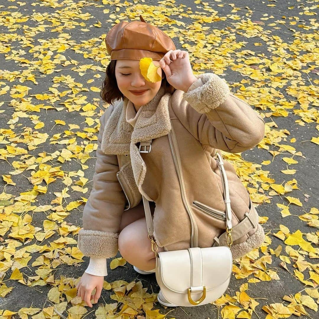 CHARLES & KEITH JAPAN CHARLES & KEITHのインスタグラム：「ニュートラルカラーで柔らかな印象のコーディネートにCreamカラーのGabineバッグがエレガントに映える。⁠ ⁠ ▷ガビーヌ サドルバッグ⁠ ⁠ Repost from @hai.neko⁠ ⁠ #CharlesKeithFW23 ⁠ #ImwithCharlesKeith #チャールズアンドキース」