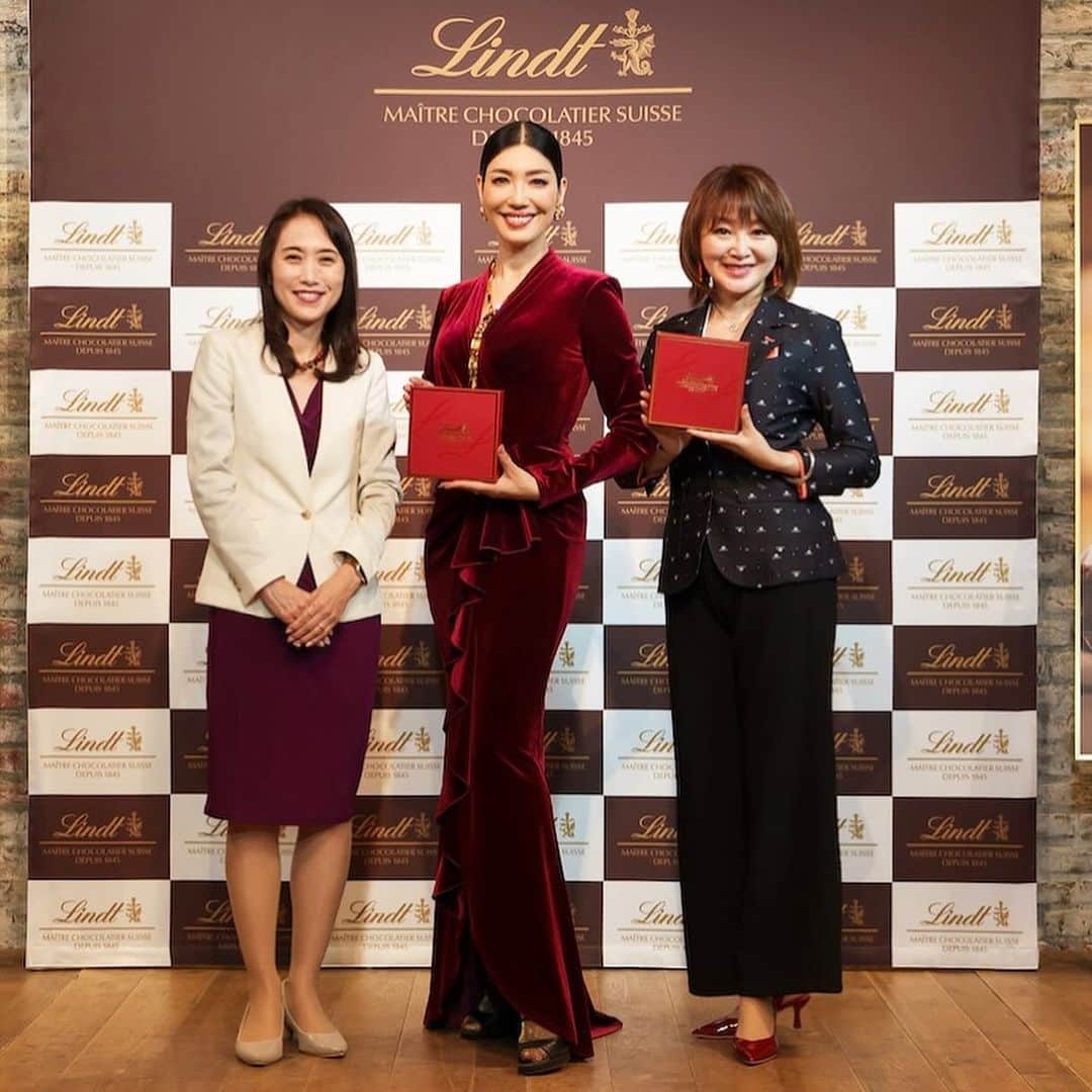 市川歩美さんのインスタグラム写真 - (市川歩美Instagram)「リンツのイベントにアンミカさんと登壇しました😊  リンツは、日本限定のコレクション「リンツ メートル・ショコラティエセレクション」を1 月5日から販売します。  今日はその発表イベントが渋谷で行われました。  私はリンツの歴史やその功績を解説。リンツ＆シュプルングリージャパンの福本千秋社長（写真左）は新作をご紹介。  アンミカさんは 「大切な人へ贈るギフト選びの秘訣」について  「心ほぐし笑顔にするモノ　そしてご縁を紡ぐこと」  とおっしゃいました。美しい言葉。アンミカさんは、心もお美しく、聡明な方です。  ちなみに、こんなに美しいボックス入りのチョコレートが登場したのはリンツ初なんですよー、、リンツファンのみなさん！1月5日からはギフト選びの選択肢が広がります。楽しみにしてください。チョコレートについてはまたメディアなどでご紹介します！  🇬🇭ガーナから帰ってすぐ渋谷のあゆみでした🍫  #チョコレート #チョコレート大好き  #ショコラ #チョコレート好きと繋がりたい  #chocolate  #ilovechocolate  #chocolat #chocolatelovers  #chocolate #リンツ #リンツメートルショコラティエセレクション #アンミカさん #lindt #lindtchocolate」12月4日 19時30分 - ayumichocolat