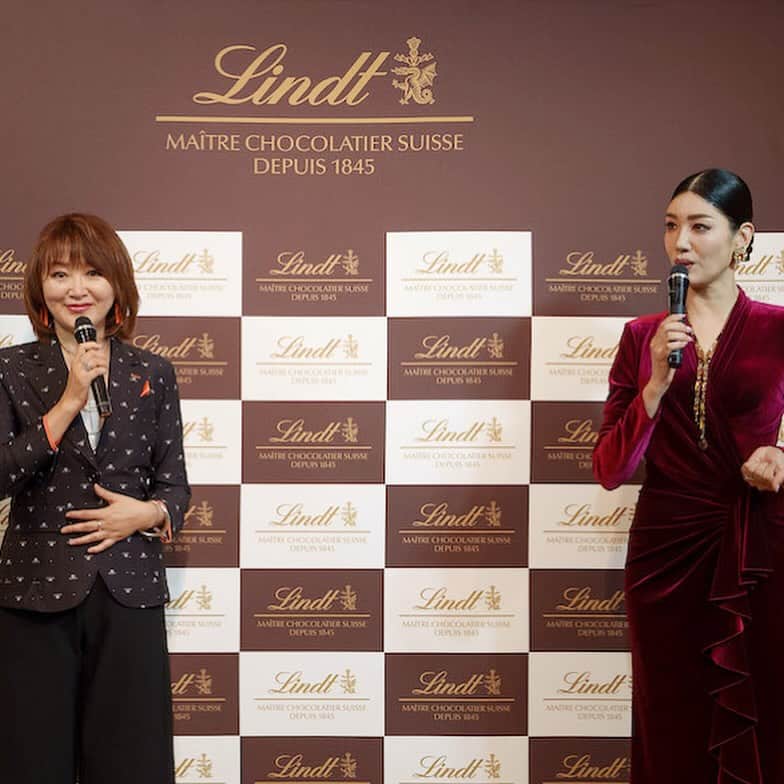 市川歩美さんのインスタグラム写真 - (市川歩美Instagram)「リンツのイベントにアンミカさんと登壇しました😊  リンツは、日本限定のコレクション「リンツ メートル・ショコラティエセレクション」を1 月5日から販売します。  今日はその発表イベントが渋谷で行われました。  私はリンツの歴史やその功績を解説。リンツ＆シュプルングリージャパンの福本千秋社長（写真左）は新作をご紹介。  アンミカさんは 「大切な人へ贈るギフト選びの秘訣」について  「心ほぐし笑顔にするモノ　そしてご縁を紡ぐこと」  とおっしゃいました。美しい言葉。アンミカさんは、心もお美しく、聡明な方です。  ちなみに、こんなに美しいボックス入りのチョコレートが登場したのはリンツ初なんですよー、、リンツファンのみなさん！1月5日からはギフト選びの選択肢が広がります。楽しみにしてください。チョコレートについてはまたメディアなどでご紹介します！  🇬🇭ガーナから帰ってすぐ渋谷のあゆみでした🍫  #チョコレート #チョコレート大好き  #ショコラ #チョコレート好きと繋がりたい  #chocolate  #ilovechocolate  #chocolat #chocolatelovers  #chocolate #リンツ #リンツメートルショコラティエセレクション #アンミカさん #lindt #lindtchocolate」12月4日 19時30分 - ayumichocolat