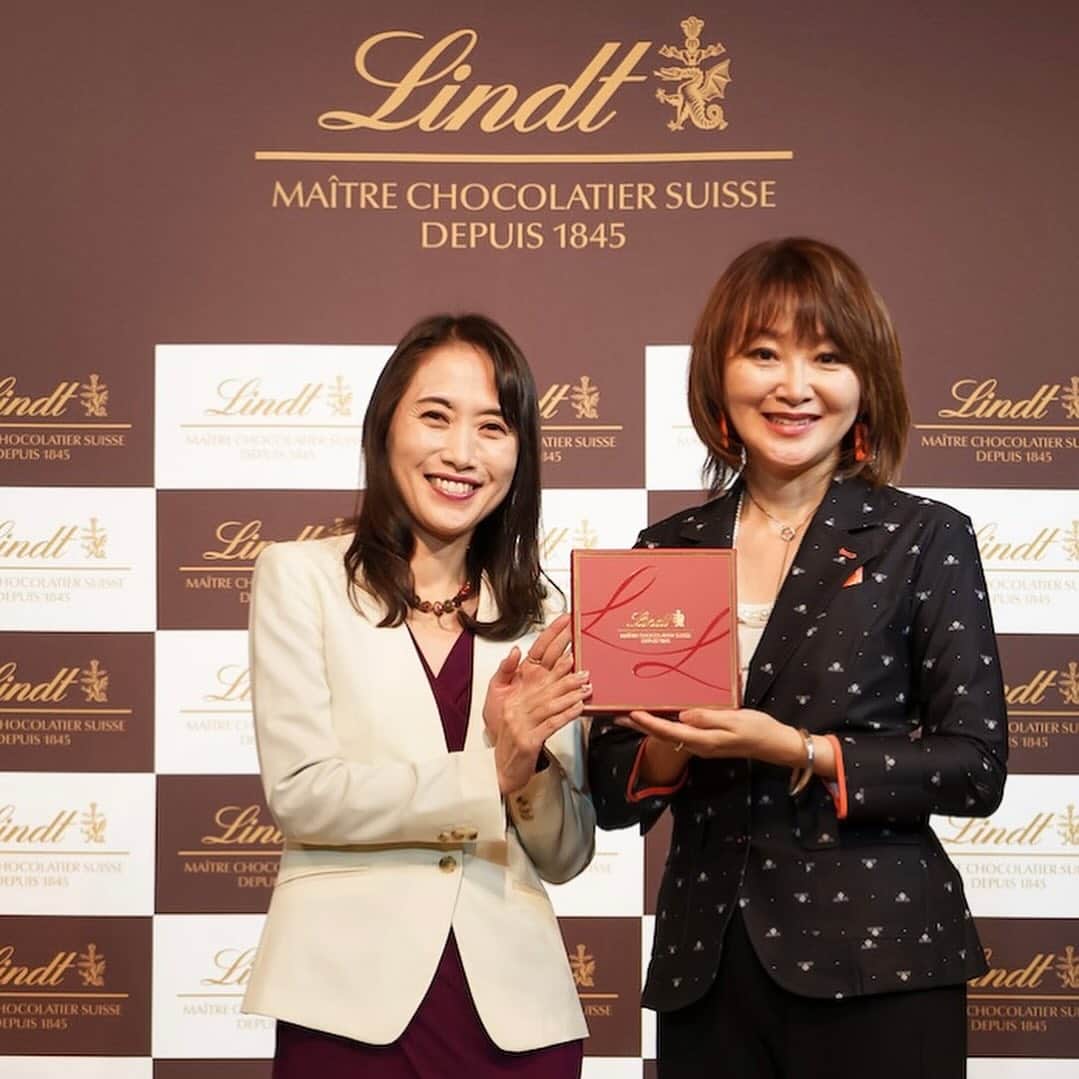 市川歩美さんのインスタグラム写真 - (市川歩美Instagram)「リンツのイベントにアンミカさんと登壇しました😊  リンツは、日本限定のコレクション「リンツ メートル・ショコラティエセレクション」を1 月5日から販売します。  今日はその発表イベントが渋谷で行われました。  私はリンツの歴史やその功績を解説。リンツ＆シュプルングリージャパンの福本千秋社長（写真左）は新作をご紹介。  アンミカさんは 「大切な人へ贈るギフト選びの秘訣」について  「心ほぐし笑顔にするモノ　そしてご縁を紡ぐこと」  とおっしゃいました。美しい言葉。アンミカさんは、心もお美しく、聡明な方です。  ちなみに、こんなに美しいボックス入りのチョコレートが登場したのはリンツ初なんですよー、、リンツファンのみなさん！1月5日からはギフト選びの選択肢が広がります。楽しみにしてください。チョコレートについてはまたメディアなどでご紹介します！  🇬🇭ガーナから帰ってすぐ渋谷のあゆみでした🍫  #チョコレート #チョコレート大好き  #ショコラ #チョコレート好きと繋がりたい  #chocolate  #ilovechocolate  #chocolat #chocolatelovers  #chocolate #リンツ #リンツメートルショコラティエセレクション #アンミカさん #lindt #lindtchocolate」12月4日 19時30分 - ayumichocolat