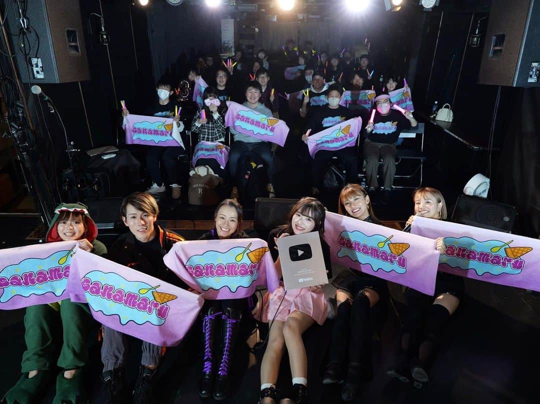 橋本紗奈さんのインスタグラム写真 - (橋本紗奈Instagram)「【🎂生誕祭&YouTube10万人突破記念イベント🎂】  無事に終わりました...!!!🥲💕  ご来場いただいた皆様ありがとうございました!!!🥲💕  --ここから長文です！--  ずっと前からみんなとオフラインで会える機会を作りたいなと考えていて、、、 今年中にどうにか出来ないかと考えた結果 自分でイベントを主催しよう！と自分でやる事に決めました！  ですが、決めたものほぼイベント経験0の自分が、どうやってイベントを開催したらいいのか分からず、悩む時もありました。  ですが、周りの方々の協力や温かい声援のおかげで 生誕祭&10万人達成イベントを無事終わることができました！😭ありがとうございます！  出演してくれた POiNTの2人！ いつもありがとう！💕 2人と会わない時間があると寂しくなっちゃうくらい家族みたいな存在です👶🍼  そして桜雲-AUN-の2人！ わざわざイベントの為に関西から来てくれてありがとう😭！ そしていつも味方でいてくれてありがとう😭！ これからも宜しくね💕  そしてあたちゃん！ スペシャルゲストびっくりしました！🦖✨ 一緒にお祝いしてくれてありがとう😭 これからも一緒に遊ぼうね！✨  素敵な仲間にお祝いして貰えて嬉しいです☺️💕  そして今回の為に協力してくれたスタッフの皆！ 本当に私がテンパって何も指示出しが出来ない中率先して動いてくれてありがとう！😭💕 みんながいなかったら今回開催出来なかったです😭✨ 本当にありがとう！✨  そして、本当にYouTube10万人を達成して、銀の盾をみんなに見せることが出来て良かったです😭！ そして、楽曲も無事にリリース出来て、みんなの前で披露出来てよかったし、グッズも作れて良かったし、全てがハッピーで、素敵なイベントになりました！！🎂💕  やっと初めてお会いできた方や、お仕事を休んで会いに来てくれた方、予定があったのに時間を割いて来てくれた方、遠くからわざわざ新幹線、飛行機に乗って来てくれた方、昔の活動時代から応援してくれている方、などなど本当に色々な方が会いに来てくれて嬉しかった😭！✨  みんなの協力や応援がなければ全て達成する事が出来なかったです。 本当に今年最後に素敵なイベントをありがとうございました！🙇  そして、今回色々な方の"行きたかった"という声を頂いて またどこかで開催したいなと思いました☺️！  本当に最高でした！！！ みんなだいすき！！！💕  #さなまる生誕祭 #YouTube10万人」12月4日 19時31分 - hashimoto_sana