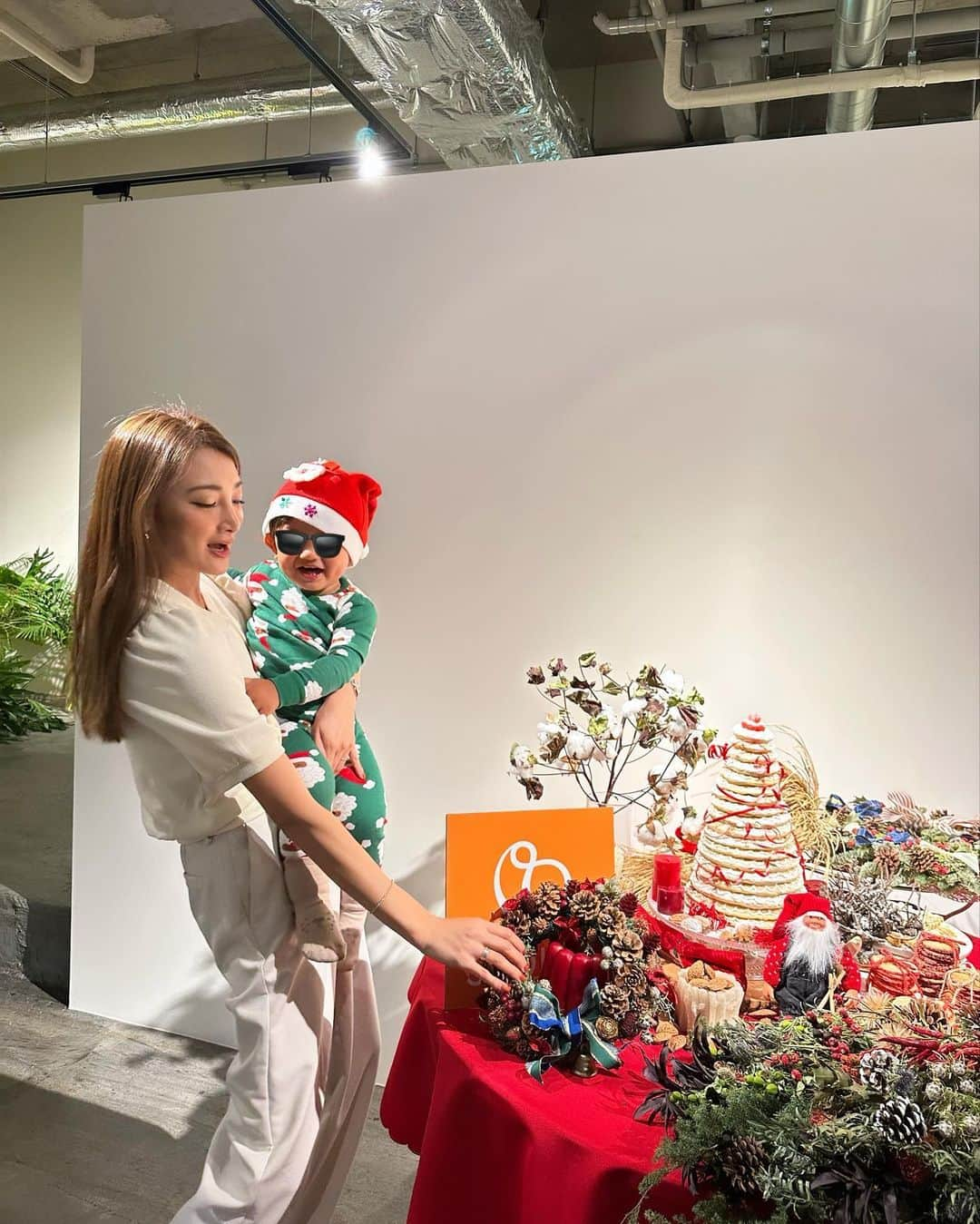 里海さんのインスタグラム写真 - (里海Instagram)「我が家でも愛用している @stokkejapan @stokkebaby  クリスマスリース🎄を作るイベントに参加してきました✨ せっかくなのでクリスマス🎄の服を着て😊  リースは最終的には大人の力作となりました うちのリースのリボン部分は 秋元梢が結んでくれました🤣  子供と一緒に参加できるイベントは 楽しいです❤️❤️  ストッケの椅子は大人も座れるので 本当に我が家でも重宝しています🥰  作ったリースは、 さっそく玄関のドアに飾りました🥰  私はクリスマスソングで Wonderful Christmastimeが 1番好きで クリスマス🎄だなぁっと ほっこりした気持ちになります🥰  #ストッケ #STOKKE #トリップトラップ #ベビーチェア #PR」12月4日 19時31分 - satoumi0330