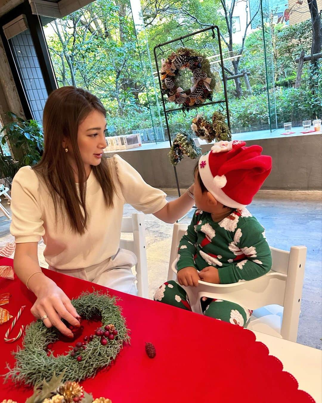 里海のインスタグラム：「我が家でも愛用している @stokkejapan @stokkebaby  クリスマスリース🎄を作るイベントに参加してきました✨ せっかくなのでクリスマス🎄の服を着て😊  リースは最終的には大人の力作となりました うちのリースのリボン部分は 秋元梢が結んでくれました🤣  子供と一緒に参加できるイベントは 楽しいです❤️❤️  ストッケの椅子は大人も座れるので 本当に我が家でも重宝しています🥰  作ったリースは、 さっそく玄関のドアに飾りました🥰  私はクリスマスソングで Wonderful Christmastimeが 1番好きで クリスマス🎄だなぁっと ほっこりした気持ちになります🥰  #ストッケ #STOKKE #トリップトラップ #ベビーチェア #PR」