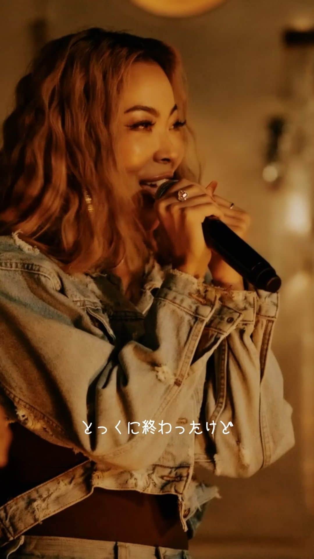 Minamiのインスタグラム：「CREAMのアルバム 「CHAPTERS」の7曲目は新しい出会いの曲😳🤍「ひとつの扉がしまれば、もう一つの扉がかならず開く」🚪✨  lock downのアコースティックセッションのフルバージョンはYOUTUBE でみてね🌹 The 7th song on our new album “CHAPTERS” is a song about new beginnings. When one door closes another one opens 🚪🤍Listen to the full version in Youtube. enjoy」