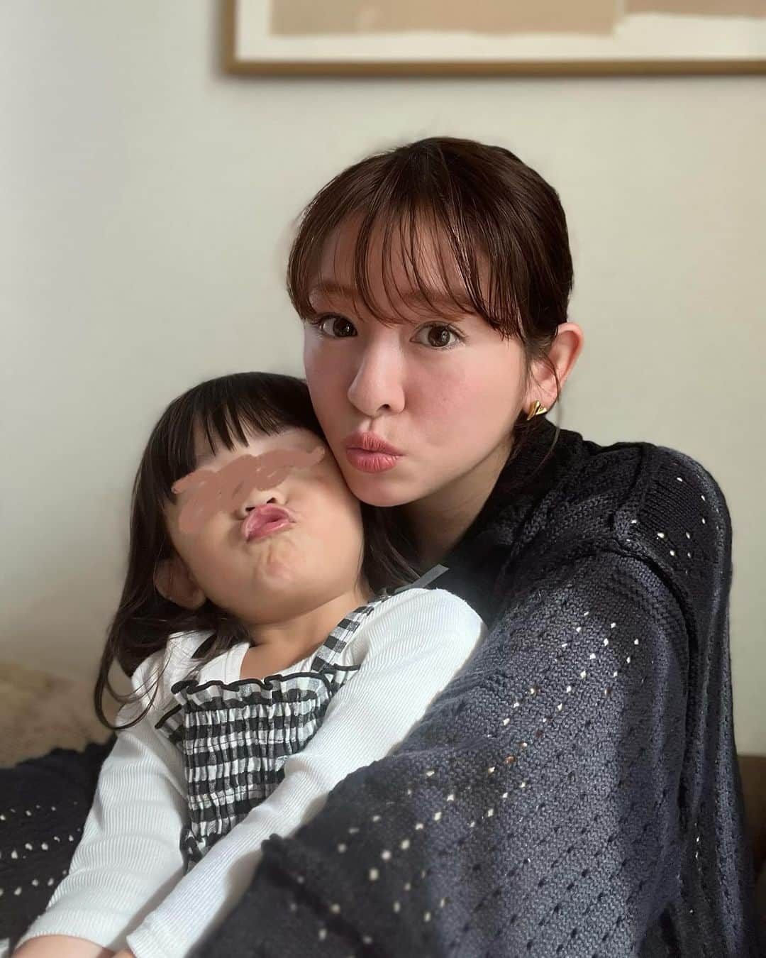 菅谷梨沙子さんのインスタグラム写真 - (菅谷梨沙子Instagram)「「やばい！もうこんな時間😵‍💫😵‍💫」 これは朝こどもを送る際に言う私の口癖です…  家族の朝ごはん、お弁当の用意、洗濯と他にも準備であっという間にタイムリミットで私の身支度の時間があまりにも短い😅 今より早く起きれたらいいのだけどね。 寒いこの季節に今より早く起きて…はなかなか酷😵‍💫🥱  そんな時にアスタリフト オプミーさんからお声を頂き、提供頂きました！ありがとうございます✨  このアスタリフト オプミーは化粧水・美容液・乳液・クリームと4つの役割をしてくれるアイテム。 テクスチャーはプルっとしたジェルっぽいクリームなんだけど、伸びもよく保湿力*高め！ でもこっくり重ためクリームじゃないからベタつかずとっても良き◎  (*富士フイルム従来品との比較) たったこれだけでも私にとってはかなり時短になるから、特に朝は助かってます😭🙏🏻  乾燥肌だけどベタつくのは苦手って方、オールインワンだとどこか物足りないかも…な方にはぜひ使って頂きたいひとつ🥺！  ちなみに12/4 20時～楽天でスーパーセールしてて、お得に購入できるみたいですよ🤭♡    #PR #opme #オプミー #オールインワン #時短ケア」12月4日 19時33分 - risako_sugaya