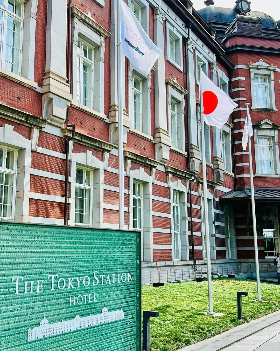 東京ステーションホテルTokyo Station Hotelさんのインスタグラム写真 - (東京ステーションホテルTokyo Station HotelInstagram)「𝕋𝕣𝕒𝕧𝕖𝕝 𝕡𝕝𝕒𝕟𝕤 今年の年末年始は旅行や帰省する方も多いのでは。歴史的建造物である東京駅舎に位置するホテルでゆっくり過ごしてみてはいかがでしょうか。 ⁡ ⚫︎グローブ・トロッター社製ホテルオリジナルデザインの「スーツケース」や「ミニトランク」がいよいよ12/6に販売開始します。 詳しくはリンク集「Onlineshop」から ⁡ Have you decided on your travel plans for the year-end and New Year's holidays? Let's spend a relaxing time at a hotel in the historic Tokyo Station Building. ———————————————————— @tokyostationhotel @forbestravelguide @smallluxuryhotels @smallluxuryhotels_jp @tokyostationcity @kiwicollection #carewhereyoustay #travelselect #weareinternova ⁡ #globetrotter #tokyostation #tokyostationhotel #tokyotravel #tokyotrip #tokyohotel #japantravel #japanhotel ⁡ #ホテル好き #東京旅行 #東京ステーションホテル #東京駅 #東京駅舎 #丸の内 #年末年始旅行 #年末年始の過ごし方 #グローブトロッター #スーツケース」12月4日 19時44分 - tokyostationhotel