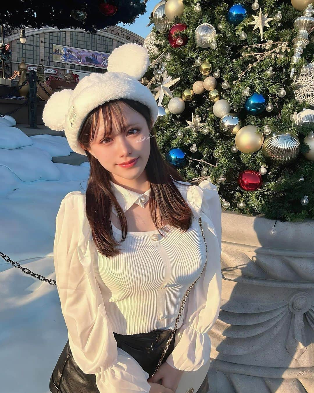 しほっちさんのインスタグラム写真 - (しほっちInstagram)「ディズニー💗💗クリスマスの時期が1番好き . . . . . . #ディズニー  #ディズニーランド #ディズニーリゾート  #ディズニーシー #東京ディズニーシー #東京ディズニーランド  #tokyodisneyland #tdl #disneyland  #disneysea #tds #tokyodisneysea #tokyodisneyresort #ディズニー女子  #ディズニーコーデ #夢の国 #クリスマスディズニー #ディズニーカチューシャ」12月4日 20時00分 - shihochi_xx