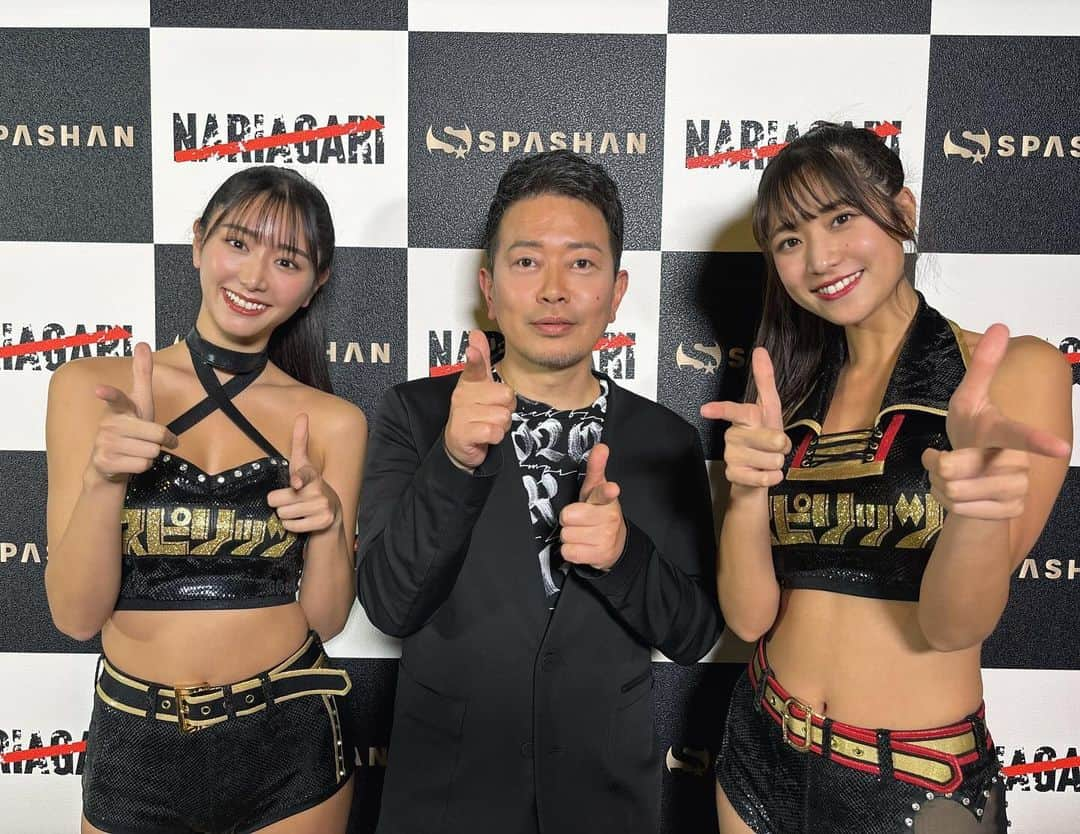 岡本杷奈のインスタグラム：「今回 #NARIAGARI ご出演の 宮迫さんと、｢宮迫ですッ｣ポーズを一緒に 撮って頂きました😭✨️✨️岡本感動です😭✨️  両親にも自慢します💪🔥 お写真ありがとうございました✨️✨️   #ラウンドガール  #格闘技」