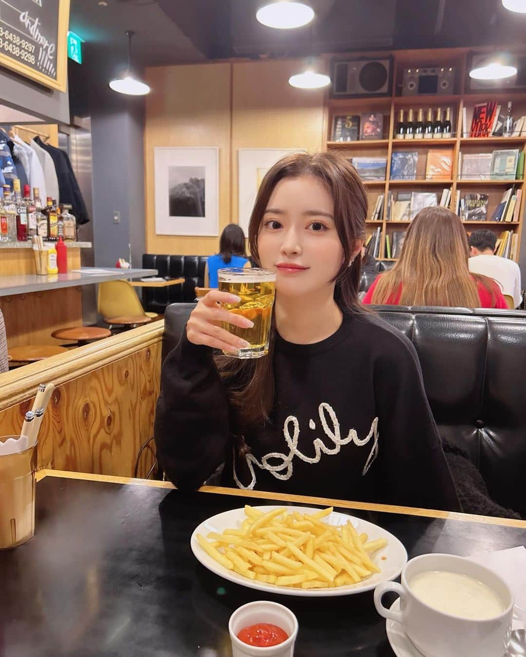 山本月のインスタグラム：「クリスマスシーズンは街がとってもかわいい❄️💞  ビールとポテトの組み合わせ好き🍟 表参道ヒルズの3階にあるハンバーガー屋さんなんだけど クラムチャウダーも美味しい🤤  お洋服は @fiolily_official のキラキラロゴニット🧶 スパンコール散りばめたぷっくり浮いてる手書きロゴがかわいいの💞 3色あるよ!チェックしてみてね🫶  #fiolily#フィオリリー」