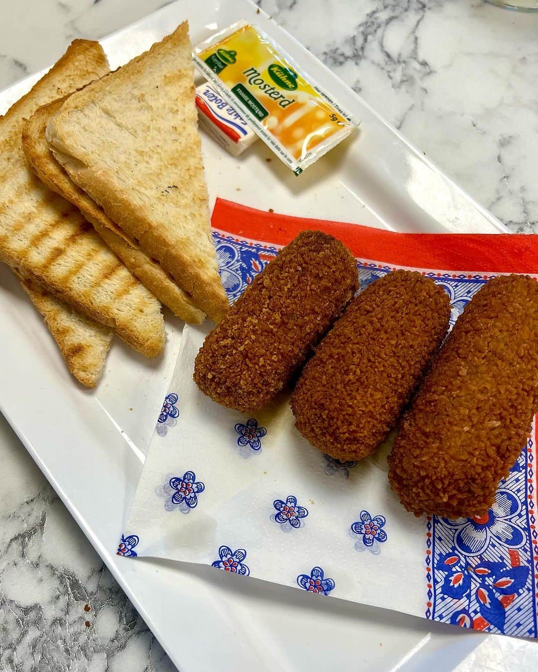松原汐織さんのインスタグラム写真 - (松原汐織Instagram)「I found the best Bitterballen restaurant at the moment😆 @broodjeszaak_denieuwerai is sandwich restaurant. My husband and I shared a Beef tartar sandwich, a Beef carpaccio sandwich, a Croquette trio and Bitterballen.  The sauce of Bitterballen was delicious. Croquette too. The crab one was especially amazing. Please let me know your best Bitterballen restaurant in the Netherlands🇳🇱💕 ・ ・ 現時点でのNo.1ビターバレンのお店はBroodjeszaak De Nieuwe RAI。サンドイッチ屋さんなので、タルタルサンドをサッと食べて出る地元の人たちが多かったです🥪 ローカルな雰囲気を味わえるので、旅行者にもオススメ。  ビターバレンとクロケットのクリームがとても美味しくて♡特に蟹クリームコロッケが◎👏🏻 トーストでクロケットをサンドして、マスタードを塗ると、日本が恋しくなるグラコロに早変わり！美味しいに決まってます😚笑  No.1ビターバレン(ダッチパンケーキも！)を探しているので、オススメのお店がある方は教えてください🫶🏻  ・ ・ ー #baby #babygirl #9monthsold #mumofagirl #lovemyfam #netherlands #amsterdam  #bitterbaleen #broodjeszaakdenieuwerai #lekker  #ビターバレン #サンドイッチ #オランダグルメ  #オランダ #オランダ生活 #アムステルダム #アムステルダム生活  #アムステルダム子育て #オランダ子育て #子連れアムステルダム #オランダグルメ  #ヨーロッパ #ヨーロッパ在住 #ヨーロッパ子育て #海外子育て #海外子育てママ #令和5年ベビー #女の子ママ  #shioriinnetherlands2023」12月4日 19時41分 - shiori_ma_