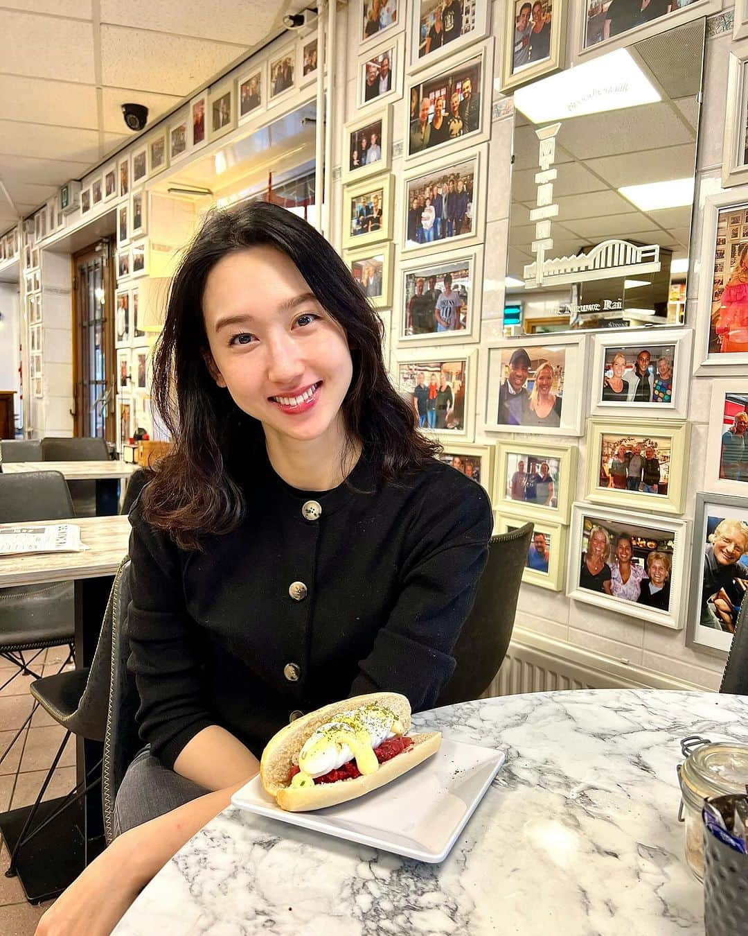 松原汐織さんのインスタグラム写真 - (松原汐織Instagram)「I found the best Bitterballen restaurant at the moment😆 @broodjeszaak_denieuwerai is sandwich restaurant. My husband and I shared a Beef tartar sandwich, a Beef carpaccio sandwich, a Croquette trio and Bitterballen.  The sauce of Bitterballen was delicious. Croquette too. The crab one was especially amazing. Please let me know your best Bitterballen restaurant in the Netherlands🇳🇱💕 ・ ・ 現時点でのNo.1ビターバレンのお店はBroodjeszaak De Nieuwe RAI。サンドイッチ屋さんなので、タルタルサンドをサッと食べて出る地元の人たちが多かったです🥪 ローカルな雰囲気を味わえるので、旅行者にもオススメ。  ビターバレンとクロケットのクリームがとても美味しくて♡特に蟹クリームコロッケが◎👏🏻 トーストでクロケットをサンドして、マスタードを塗ると、日本が恋しくなるグラコロに早変わり！美味しいに決まってます😚笑  No.1ビターバレン(ダッチパンケーキも！)を探しているので、オススメのお店がある方は教えてください🫶🏻  ・ ・ ー #baby #babygirl #9monthsold #mumofagirl #lovemyfam #netherlands #amsterdam  #bitterbaleen #broodjeszaakdenieuwerai #lekker  #ビターバレン #サンドイッチ #オランダグルメ  #オランダ #オランダ生活 #アムステルダム #アムステルダム生活  #アムステルダム子育て #オランダ子育て #子連れアムステルダム #オランダグルメ  #ヨーロッパ #ヨーロッパ在住 #ヨーロッパ子育て #海外子育て #海外子育てママ #令和5年ベビー #女の子ママ  #shioriinnetherlands2023」12月4日 19時41分 - shiori_ma_