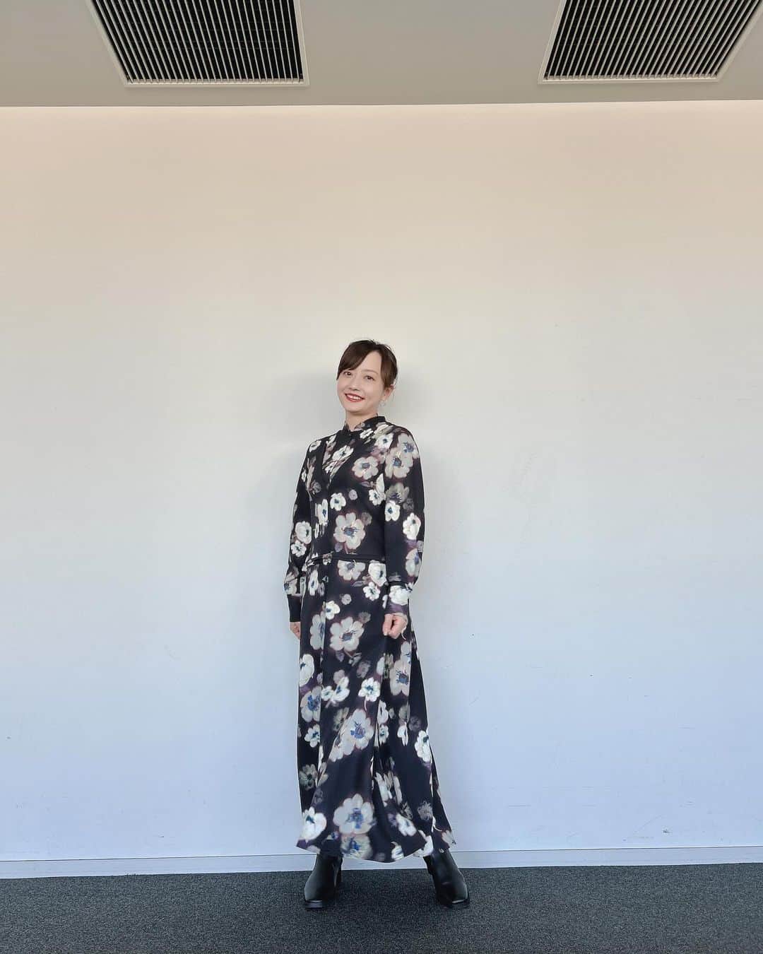 島本真衣さんのインスタグラム写真 - (島本真衣Instagram)「こんばんは✨ 今日の衣装は素敵な花柄ワンピースでした🤍 見てくださった皆さん、ありがとうございました。  #ワンピース @huelemuseum_official   #ピアス @gomajima_jewelry   #ショートブーツ @kanematsu_official」12月4日 19時41分 - mai_shimamoto_ex