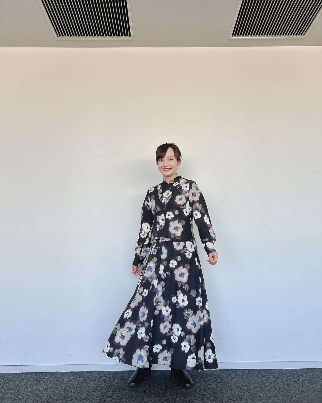 島本真衣さんのインスタグラム写真 - (島本真衣Instagram)「こんばんは✨ 今日の衣装は素敵な花柄ワンピースでした🤍 見てくださった皆さん、ありがとうございました。  #ワンピース @huelemuseum_official   #ピアス @gomajima_jewelry   #ショートブーツ @kanematsu_official」12月4日 19時41分 - mai_shimamoto_ex