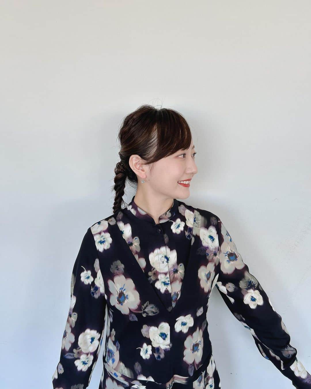 島本真衣のインスタグラム：「こんばんは✨ 今日の衣装は素敵な花柄ワンピースでした🤍 見てくださった皆さん、ありがとうございました。  #ワンピース @huelemuseum_official   #ピアス @gomajima_jewelry   #ショートブーツ @kanematsu_official」