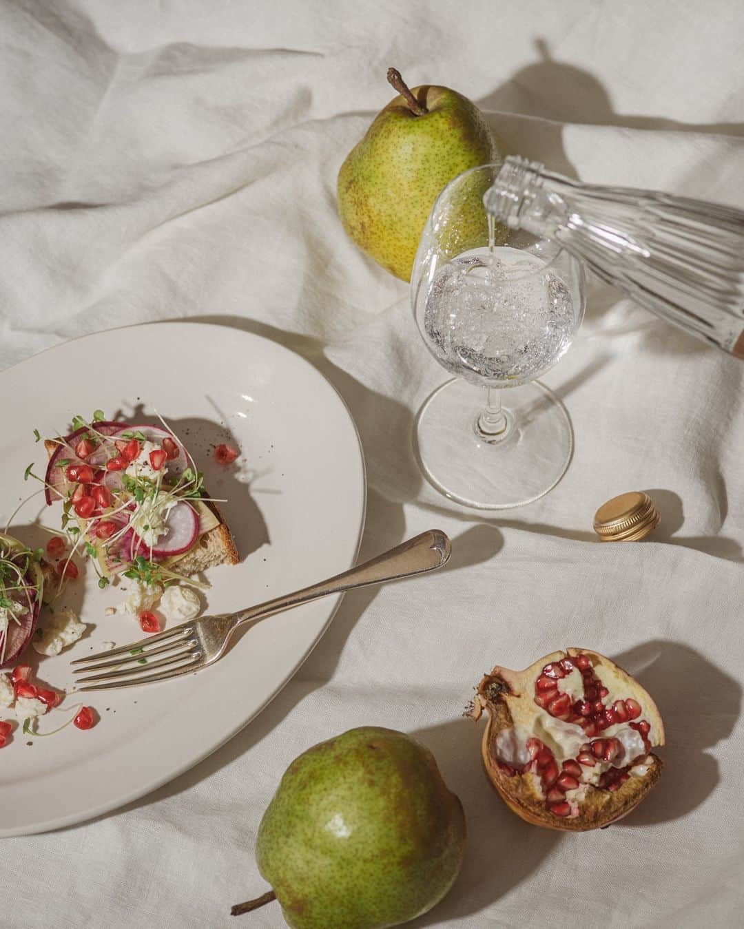 Nanaさんのインスタグラム写真 - (NanaInstagram)「radish, pomegranate and freshcheese tartine  #themomentofslowliving #vintagestylephotography #写真で紡ぐ暮らしの時間 #テーブルフォト #フードフォト」12月4日 19時42分 - necozalenky_life