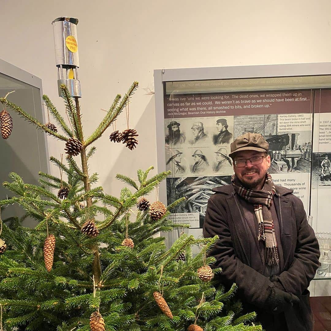 ベーミッシュ美術館のインスタグラム：「What does a miner put on top of his tree?  Daryl from our Mining Life Team has done a tree-mendous job making this miners' lamp to go on top of the lamp cabin Christmas tree 🎄  #Beamish #Mining #LampCabin #Lamp #Christmas #TreeTopper #ChristmasTree」