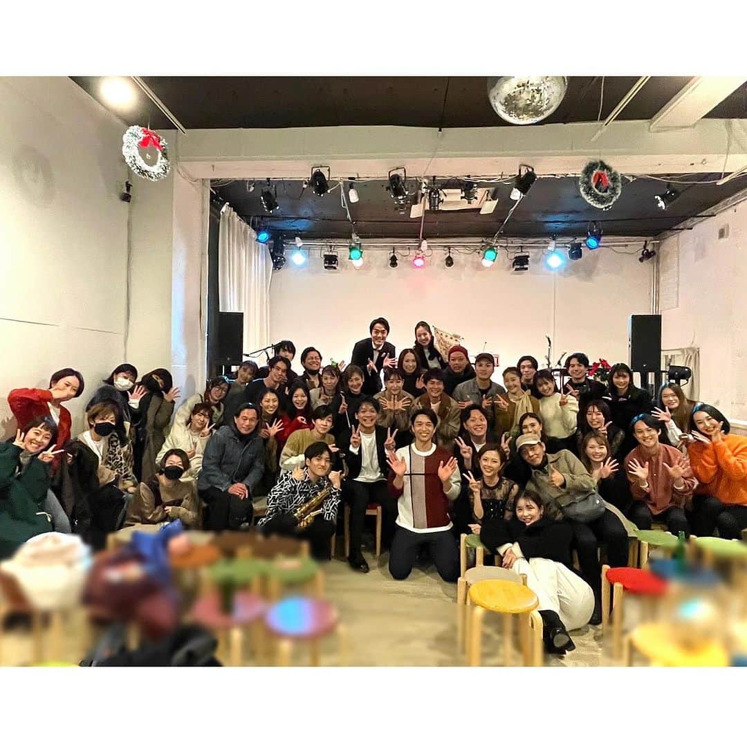 大和田美帆さんのインスタグラム写真 - (大和田美帆Instagram)「. ハリポタ舞台で共演中 上野聖太さんのクリスマスライブ 無事に終了しました！  ハリーポッターチームも たくさん来てくれて(3.4枚目) 昼はもうたくさんいすぎて忘年会みたいで。 キャストもスタッフもこんなに集まるライブって あるのかな。聖太さんの人柄だなぁ。 お客様もみんな笑顔で エハラマサヒロさんも急遽駆けつけてくれて。  優しくて真摯な聖太さんの お人柄だなぁと感動しました！  共演者の方々とこうして共演中にライブでご一緒して、デュエットを歌えるのはとっても特別だなぁ。  誘っていただいたことに心から感謝です！  聖太さんのライブは明日もあります。 ディズニー特集ですって。 盛り上がるに決まってる。 成功をお祈りします！  ※聖太さんは来年4.５月ハリー役として出演することが決まってます。ご一緒できたら嬉しいなぁ。  @seita_ueno  @eharamasahiro  @hayata_tateyama  @saxing0121  #河野文彦#秦コータロー#emyu @orie_ttii #安楽信顕 #ハリーポッターと呪いの子 #原宿ストロボカフェ #クリスマスライブ  歌った曲 ↓↓↓ The first noel (with聖太) クリスマスキャロルの頃(with 隼太)  I'll cover youリプライズ サンタが街にやってきた Precious Cristmas ChristmasChristmasChristmas!」12月5日 1時09分 - miho_ohwada