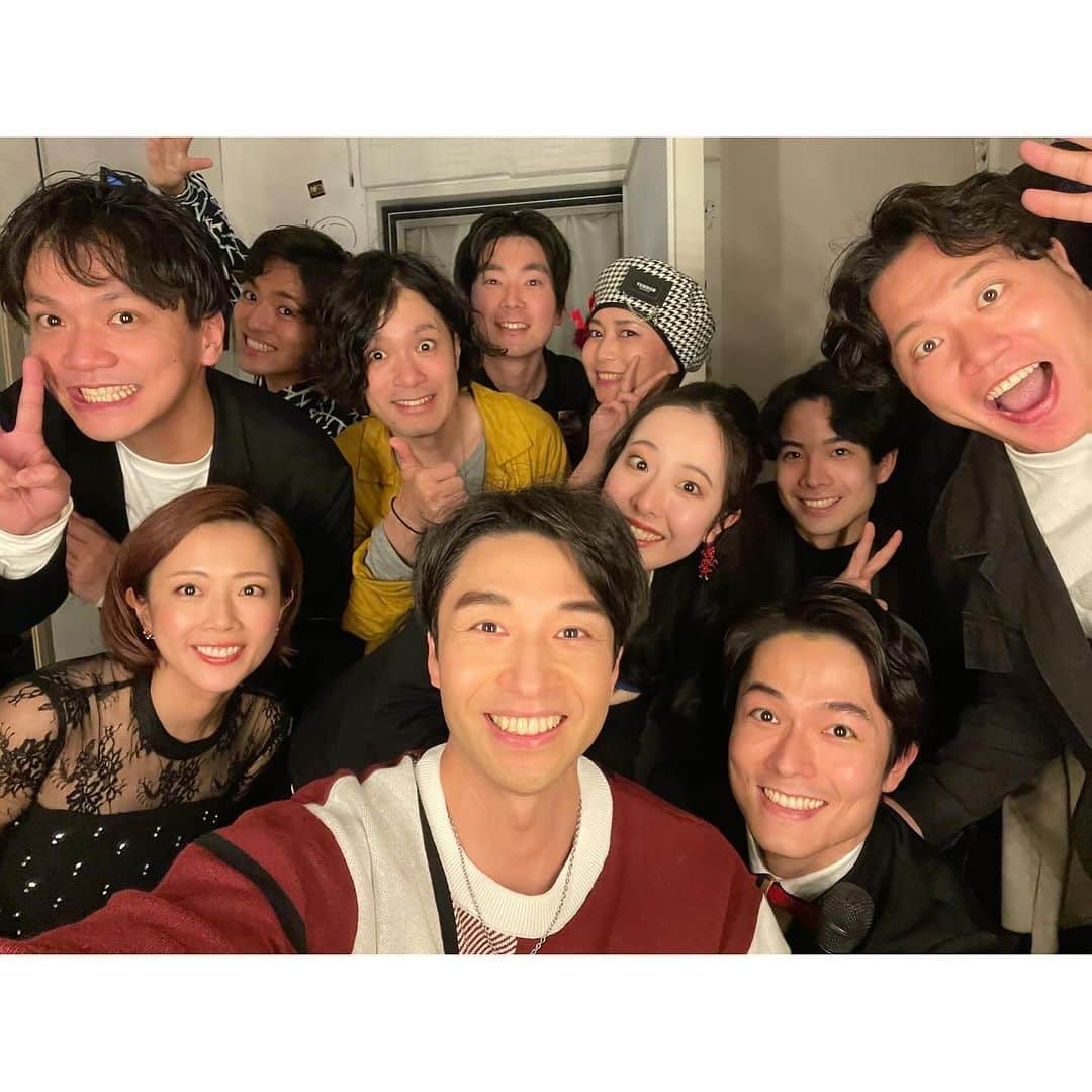 大和田美帆さんのインスタグラム写真 - (大和田美帆Instagram)「. ハリポタ舞台で共演中 上野聖太さんのクリスマスライブ 無事に終了しました！  ハリーポッターチームも たくさん来てくれて(3.4枚目) 昼はもうたくさんいすぎて忘年会みたいで。 キャストもスタッフもこんなに集まるライブって あるのかな。聖太さんの人柄だなぁ。 お客様もみんな笑顔で エハラマサヒロさんも急遽駆けつけてくれて。  優しくて真摯な聖太さんの お人柄だなぁと感動しました！  共演者の方々とこうして共演中にライブでご一緒して、デュエットを歌えるのはとっても特別だなぁ。  誘っていただいたことに心から感謝です！  聖太さんのライブは明日もあります。 ディズニー特集ですって。 盛り上がるに決まってる。 成功をお祈りします！  ※聖太さんは来年4.５月ハリー役として出演することが決まってます。ご一緒できたら嬉しいなぁ。  @seita_ueno  @eharamasahiro  @hayata_tateyama  @saxing0121  #河野文彦#秦コータロー#emyu @orie_ttii #安楽信顕 #ハリーポッターと呪いの子 #原宿ストロボカフェ #クリスマスライブ  歌った曲 ↓↓↓ The first noel (with聖太) クリスマスキャロルの頃(with 隼太)  I'll cover youリプライズ サンタが街にやってきた Precious Cristmas ChristmasChristmasChristmas!」12月5日 1時09分 - miho_ohwada