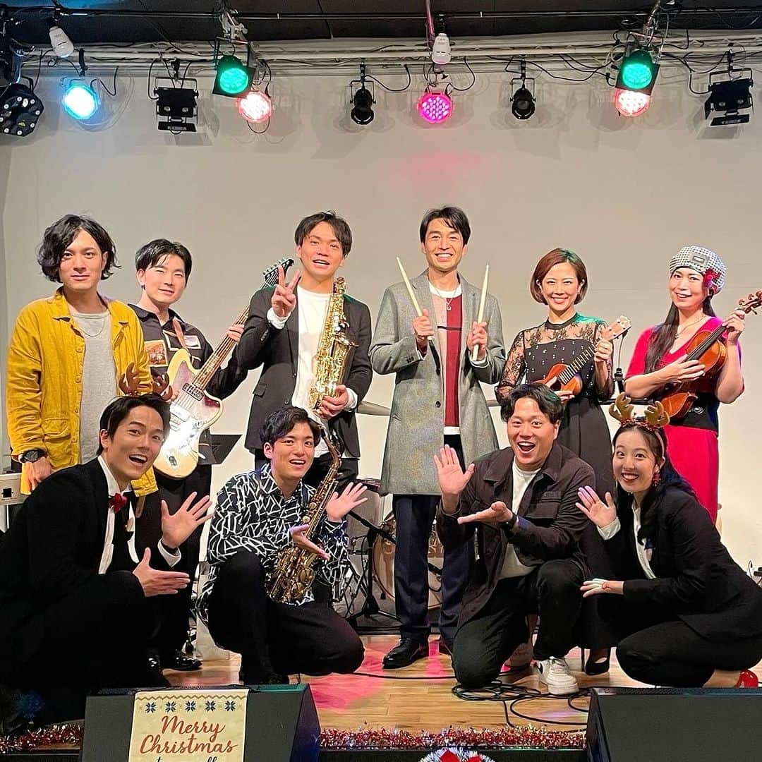 大和田美帆さんのインスタグラム写真 - (大和田美帆Instagram)「. ハリポタ舞台で共演中 上野聖太さんのクリスマスライブ 無事に終了しました！  ハリーポッターチームも たくさん来てくれて(3.4枚目) 昼はもうたくさんいすぎて忘年会みたいで。 キャストもスタッフもこんなに集まるライブって あるのかな。聖太さんの人柄だなぁ。 お客様もみんな笑顔で エハラマサヒロさんも急遽駆けつけてくれて。  優しくて真摯な聖太さんの お人柄だなぁと感動しました！  共演者の方々とこうして共演中にライブでご一緒して、デュエットを歌えるのはとっても特別だなぁ。  誘っていただいたことに心から感謝です！  聖太さんのライブは明日もあります。 ディズニー特集ですって。 盛り上がるに決まってる。 成功をお祈りします！  ※聖太さんは来年4.５月ハリー役として出演することが決まってます。ご一緒できたら嬉しいなぁ。  @seita_ueno  @eharamasahiro  @hayata_tateyama  @saxing0121  #河野文彦#秦コータロー#emyu @orie_ttii #安楽信顕 #ハリーポッターと呪いの子 #原宿ストロボカフェ #クリスマスライブ  歌った曲 ↓↓↓ The first noel (with聖太) クリスマスキャロルの頃(with 隼太)  I'll cover youリプライズ サンタが街にやってきた Precious Cristmas ChristmasChristmasChristmas!」12月5日 1時09分 - miho_ohwada
