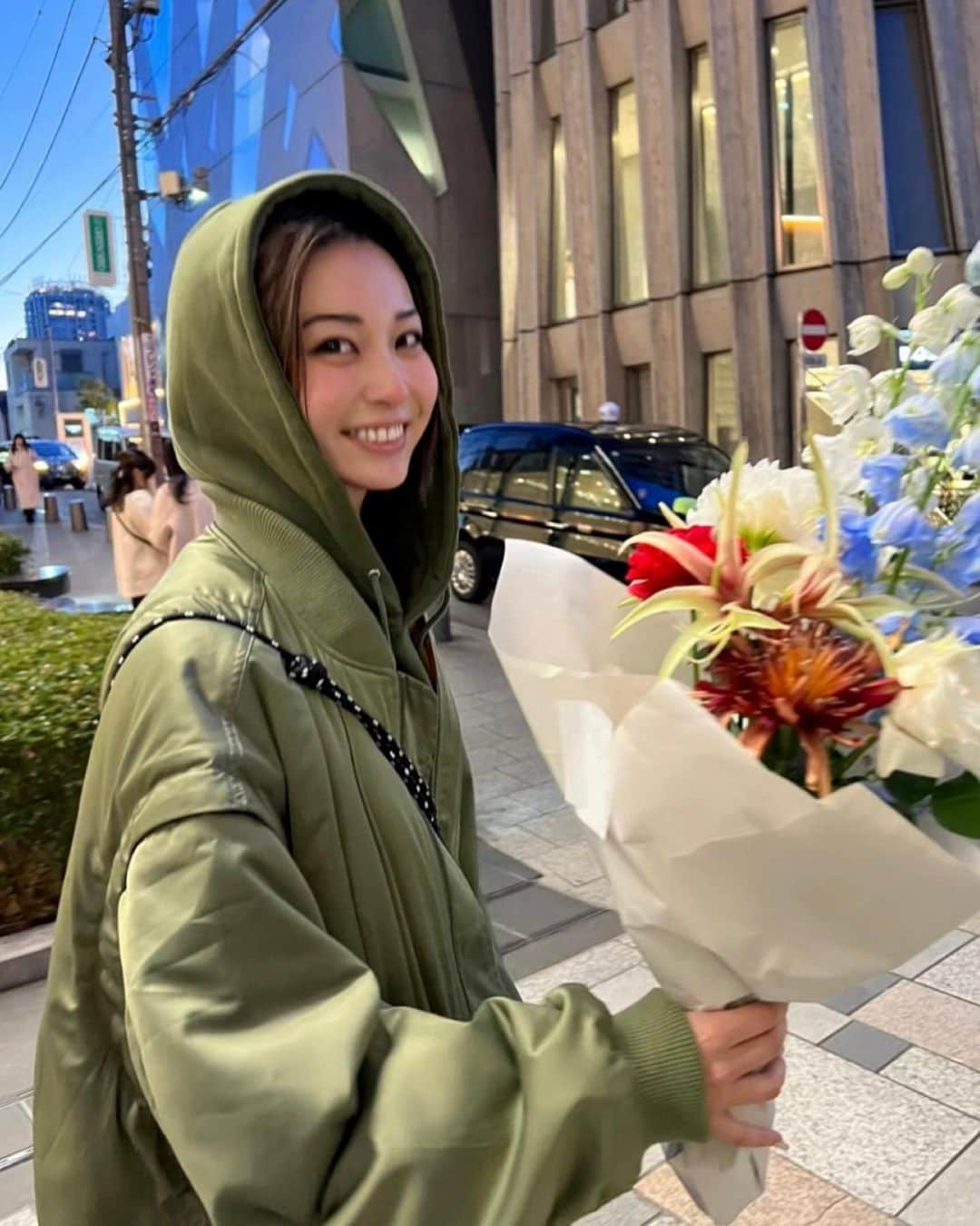 金谷鞠杏のインスタグラム：「ーーーーーーーーーーーーーー Hi   お世話になっている方からのgift🎁🎀💕 破棄されるはずのお花だったそう。 こうして命がプレゼントになって、 真心と共に相手に届けられるって、 お花も人柄も素敵だなぁと嬉しくなった日でした☀️  皆さんも寒い中今日も1日おつかれさまでした☺️❄️  #nu_nootd #outfits #milkfed #evris #sdgs #flower」