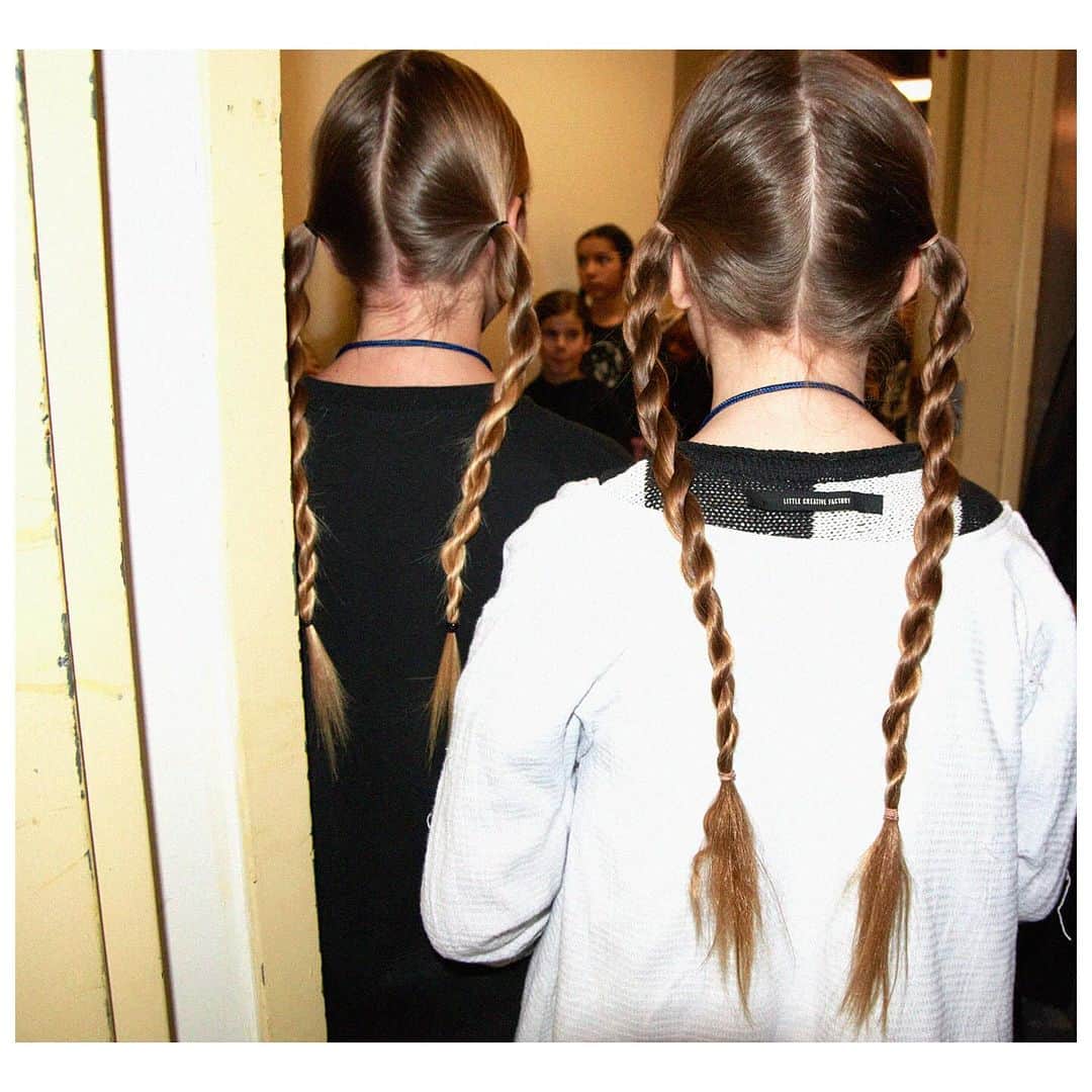 更井真理さんのインスタグラム写真 - (更井真理Instagram)「Obsessed with Twin Tails🎠Girls! Girls!Girls! ❤️🐝 @littlecreativefactory @nykrunway #twintails #girlsgirlsgirls #littlecreativefactory」12月5日 1時13分 - saraimari724