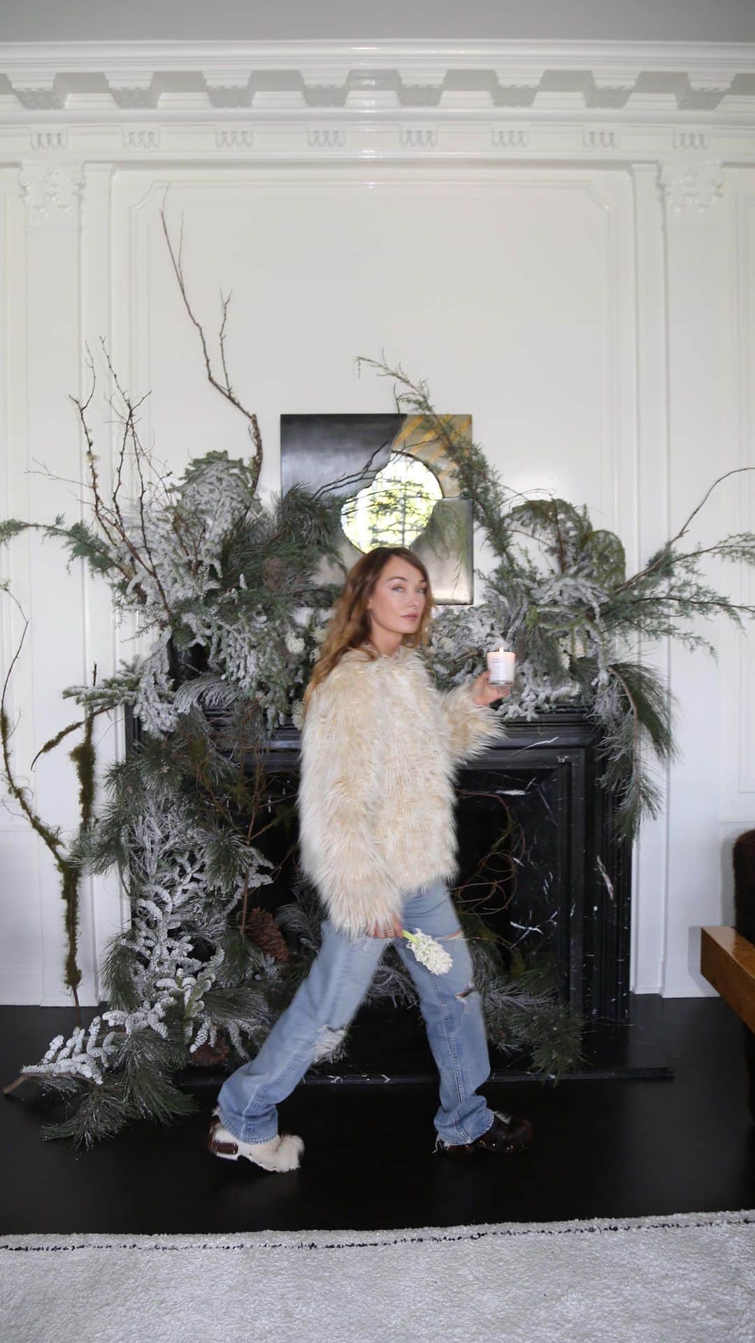 ケリーウェアスラーのインスタグラム：「WINTER SOUL Sometimes, a touch of creativity is all it takes. Living in California, we don’t really experience that crisp, cool air during this time. So, I love infusing my home with greenery that captures that essence and brings the holiday spirit indoors. The @maisonmargielafragrances REPLICA Winter Stroll candle is the key, with its notes of Pine Essence and Juniper Wood evoking a winter forest and transporting you to a different space. I love seeing my home transformed during this time, especially when I have my boys to help me. XK #MargielaHomePartner #SmellsLikeMemories」