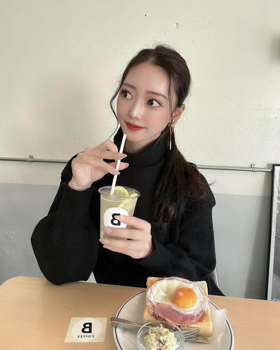 yuukachiさんのインスタグラム写真 - (yuukachiInstagram)「カフェコーデ☕🍴🥨  地元のサクッとカフェランチコーデ‪‪❤︎‬ #プチプラコーデ #モノトーンコーデ  SHIENのニットワンピと GRLのBagと ブーツで 全身5000円もいかないプチプラコーデ🍳  暖かいし靴は履きやすいしノーブランドの鞄は 汚れる心配ないからサクッと使うの便利やし 飲みに行く時やフェスもこの鞄 愛用してる(笑) (白も持ってる♡笑)  靴・鞄 >>>> @grl_official   今季も可愛いの多かったから沢山Getしたので 色々 紹介していきますね🩶🖤」12月4日 19時52分 - yuuka_stagram