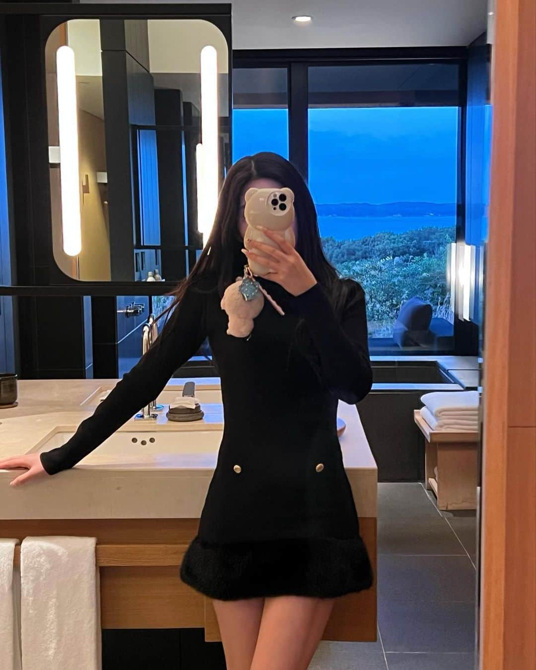 齊藤早紀さんのインスタグラム写真 - (齊藤早紀Instagram)「伊勢旅行のハイライト✈️  1.おかげ横丁で食べた開運小籠包(とりあえず開運に弱い) 2.赤福のぜんざいに付き合わされた図 3.ここに来てまでシャインマスカット食べるヤツ 4.念願のアマネム最高すぎた 5.二日目のコーデ 6.夕日を見ながら温泉最高過ぎた…夜は星空見ながら入った 7.肉眼だともーーっと綺麗な星空。流れ星も見れた🥹 8.ただの惚気 9.泊まったお部屋。また絶対アマネム泊まりたい 10.大喧嘩後の伊勢志摩ライン。(私のせい100%)無事仲直りショット  …載せきれないから選抜した１０枚！♡ とにかく全てが美し過ぎてリフレッシュ旅行だった😛  穴場の国内旅行おすすめ教えてください🤓🫶🏻✨  #Darich#ダーリッチ#アマネム#アマネム伊勢志摩#伊勢神宮  #伊勢志摩#三重観光#amanemu#三重旅行」12月4日 19時47分 - saki__saito