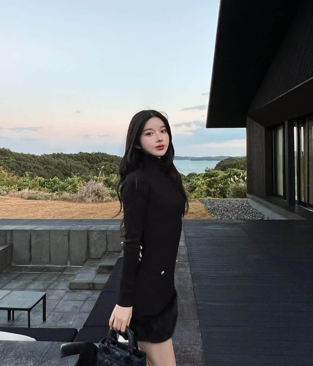齊藤早紀さんのインスタグラム写真 - (齊藤早紀Instagram)「伊勢旅行のハイライト✈️  1.おかげ横丁で食べた開運小籠包(とりあえず開運に弱い) 2.赤福のぜんざいに付き合わされた図 3.ここに来てまでシャインマスカット食べるヤツ 4.念願のアマネム最高すぎた 5.二日目のコーデ 6.夕日を見ながら温泉最高過ぎた…夜は星空見ながら入った 7.肉眼だともーーっと綺麗な星空。流れ星も見れた🥹 8.ただの惚気 9.泊まったお部屋。また絶対アマネム泊まりたい 10.大喧嘩後の伊勢志摩ライン。(私のせい100%)無事仲直りショット  …載せきれないから選抜した１０枚！♡ とにかく全てが美し過ぎてリフレッシュ旅行だった😛  穴場の国内旅行おすすめ教えてください🤓🫶🏻✨  #Darich#ダーリッチ#アマネム#アマネム伊勢志摩#伊勢神宮  #伊勢志摩#三重観光#amanemu#三重旅行」12月4日 19時47分 - saki__saito