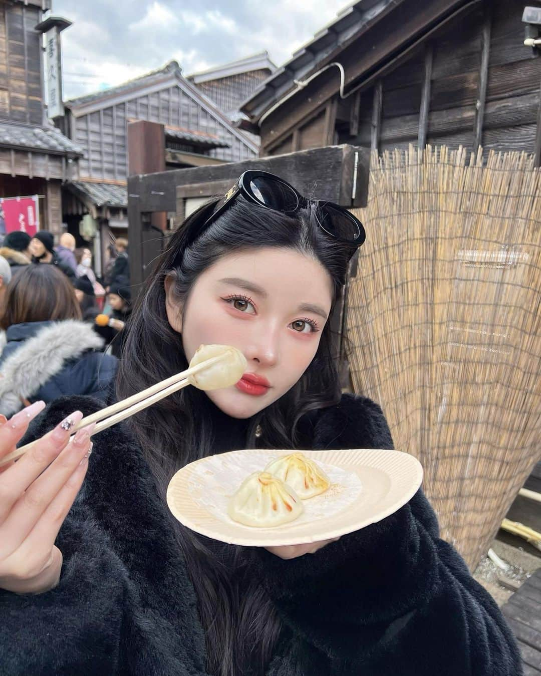 齊藤早紀のインスタグラム：「伊勢旅行のハイライト✈️  1.おかげ横丁で食べた開運小籠包(とりあえず開運に弱い) 2.赤福のぜんざいに付き合わされた図 3.ここに来てまでシャインマスカット食べるヤツ 4.念願のアマネム最高すぎた 5.二日目のコーデ 6.夕日を見ながら温泉最高過ぎた…夜は星空見ながら入った 7.肉眼だともーーっと綺麗な星空。流れ星も見れた🥹 8.ただの惚気 9.泊まったお部屋。また絶対アマネム泊まりたい 10.大喧嘩後の伊勢志摩ライン。(私のせい100%)無事仲直りショット  …載せきれないから選抜した１０枚！♡ とにかく全てが美し過ぎてリフレッシュ旅行だった😛  穴場の国内旅行おすすめ教えてください🤓🫶🏻✨  #Darich#ダーリッチ#アマネム#アマネム伊勢志摩#伊勢神宮  #伊勢志摩#三重観光#amanemu#三重旅行」