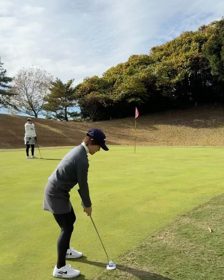 登坂絵莉のインスタグラム：「. パター⛳️ 少しずつ感覚が分かってきました！  私が使用しているものは 『女性の感性を具現化した女性専用パターヘッド』です😼  女性ゴルファーが理想とするヘッド形状を分析し、カップを狙うときに「あると嬉しい」要素を盛り込んだヘッド形状を実現したもののようです👀✨  わたしの感覚としては、ヘッドが重めで構えた時に安定し、重さを感じながら振ることができるので、大きなミスが減りました👐  パターが上手くなるとスコアもグッと縮まると思うので、なるべく少なく抑えられるように練習あるのみですね🏌️‍♀️‼️  #yamahagolf #golflover #pr」