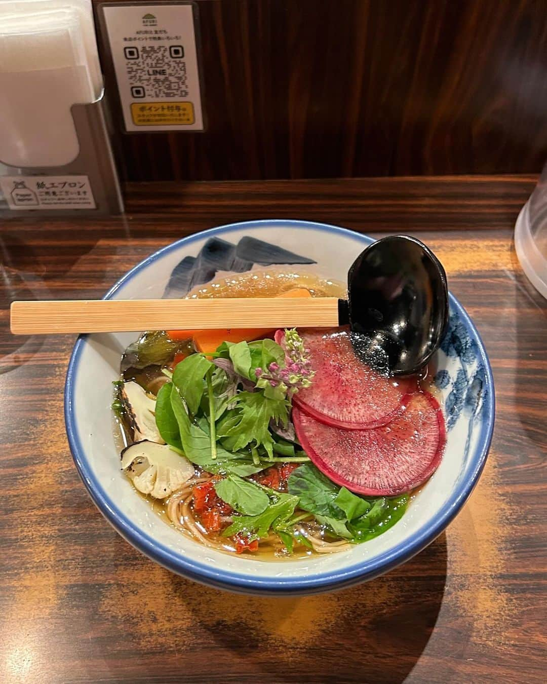 宮原響さんのインスタグラム写真 - (宮原響Instagram)「. 好き嫌いが多くて 今まではそーーーんなに食に興味がなかったのだけど 食べることが幸せな日々が続いてます🌾 . よく、ヴィーガンなんですかと聞かれますが どうなんでしょう、私には分からないのです。 動物性食品はまだまだ口にしています。 . ここから下はちょっぴり真面目な話。 気になる方のみ読んでくださいね🥕 . 一般的なイメージの「ヴィーガン」は 完全菜食の「食生活」をする人のことなのかなと思っています。 ただ、私の持つ「ヴィーガン」のイメージは 不可能でない限りで、動物の搾取を避ける「生き方」をするひと。 だから、ヴィーガンか否かの線引きは 人それぞれだと思っているんです✍🏻 . この「ヴィーガン」の意識差が なぜ生まれたのかと考える時がありますが、 私の気持ちが健康面を意識したものではなく 動物福祉を意識したものだからだと思います。 だから私は、気持ちはヴィーガンですし みんなが思うよりもっともっと、線引きがゆるーーいんです。 . 私のみの考えですが 「完全」に菜食主義な人ではなくても 動物を大切にしたいという気持ちがあって 少しでも私生活を変化させようと努力しているなら 「ヴィーガン」でいいんじゃない？と思っています。 つまり、完璧である必要はないと、思っています。 完璧を求めてしまったら、逆に負担になって 「ヴィーガン」であることが苦しくなってしまうから。 みんな、どの程度で実践するかなんて 人それぞれでいいんです。 強要なんてさらさらする気もありません。 . さて。 よくSNSで「ヴィーガン」をひとくくりにした上で 「ヴィーガン」の人をネガティブに、乱暴に扱う方を見かけます。 多分それ、完璧を求める方の「ヴィーガン」のイメージが ひたすらに先行しているんですよね。 . 「ヴィーガン」として自分の生き方を強制する動きをするのは、 私にとっては、いいことだとは思えないんです。 だからと言って、「ヴィーガン」を理由に 全ての「ヴィーガン」を対象に自由に誹謗中傷する方も 決して正しいとは言えません。 もっと、みんな、ゆるくいこうよって みんなが同じ方向を向くのが難しいことは 21歳の私でも理解ができることだよって思うんです。 . ここまでお伝えして みんながどう思うか、聞きたいです。 私はあまりにも中立的すぎるのかな、🙃 まあとりあえず、私は植物由来の食べ物がメインですが 毎日楽しく生きています😉🎶」12月4日 19時49分 - re_s08m