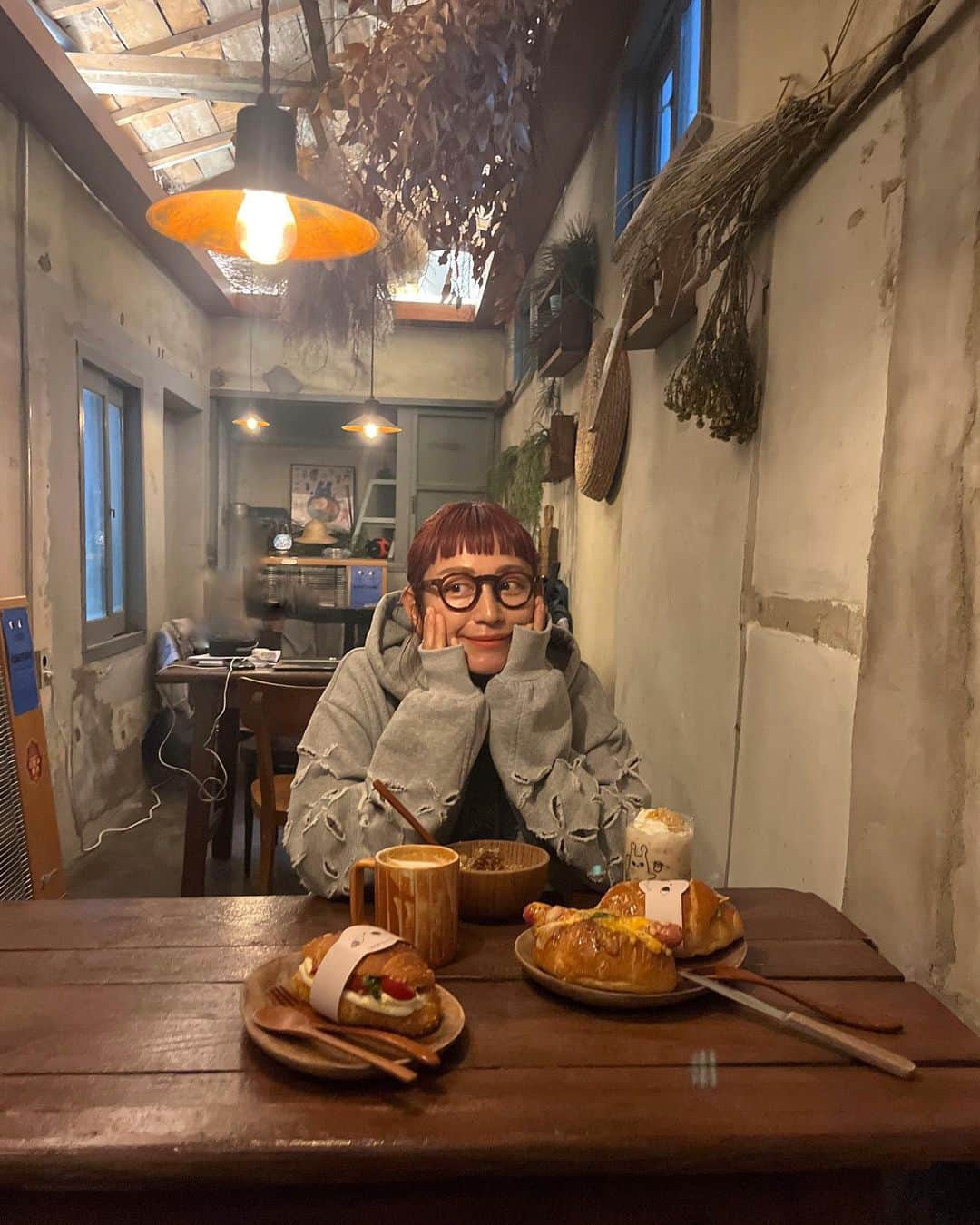 EMILY/BLUEのインスタグラム：「朝活🍞☀️ 絶対に行きたかったDOTORI GARDEN🍯  毎日食べるくらい好きなヨーグルト＆はちみつ！  ほんっっとーーーーに美味しかった😍 (ヨーグルトとグラノーラで2000円位するけど。笑) 韓国行ったら絶対また行く！！！！  #韓国旅行 #韓国 #韓国カフェ #パン屋 #cafe #ファッション #海のある生活 #海のある暮らし #インテリア #男の子ママ #女の子ママ #海の見える家 #赤髪 #ミディアムヘア #前髪ぱっつん #DOTORIGARDEN #韓国ソウル #安国」