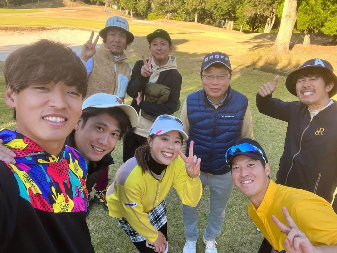 笹原優美のインスタグラム：「☆ 先日、素敵なメンバーで ラウンドさせていただきました☺️⛳️  6枚目の写真見てください🤣 ラウンド後のレストラン！！ とにかく皆さんのゴルフ熱がすごいんです🔥🔥  各分野で活躍されている方々とお会いできて、 オフシーズンならではの 充実した時間を過ごさせていただいています🍀 感謝です🙇‍♀️✨  トータルテンボスさんからは サイン入りでライブDVDを頂いちゃいました🥹 昔から芸人さんが大好きで、 お二人がM-1に出場されていたときも応援していたので お会いできてとっても嬉しかったです🫶🏻✨  一日中楽しいラウンドでした🥰⛳️  東條さん @wtojo911  このような素敵な会を開催していただき ありがとうございました！！✨  また皆さんとゴルフをするのが楽しみです😊❤️‍🔥 ☁️ ☁️ #北村晴男 さん #トータルテンボス @totaltenboss  #大村朋宏 さん #藤田憲右 さん #東京ダイナマイト 松田大輔さん @daisuke.matsuda.1044  #オリックスバファローズ 渡部遼人さん @orix.0.official  #スマートゴルフ @smart_golf1 #大石康太さん #東條航 さん#笹原優美 #ゴルフ#golf#東京国際空港ゴルフ倶楽部」