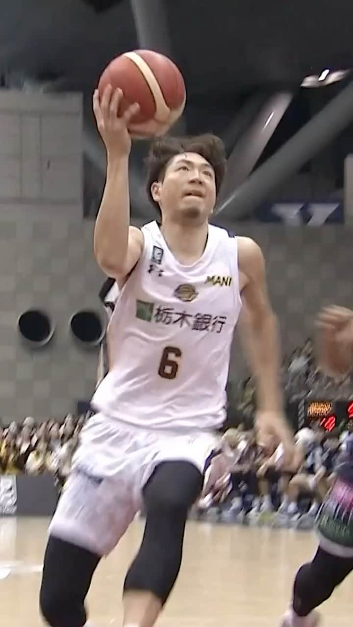 B.LEAGUEのインスタグラム：「チームを勢いづける渾身のダンク🔥  宇都宮#6 #比江島慎 (SG｜191cm)  #宇都宮ブレックス #Bリーグ」