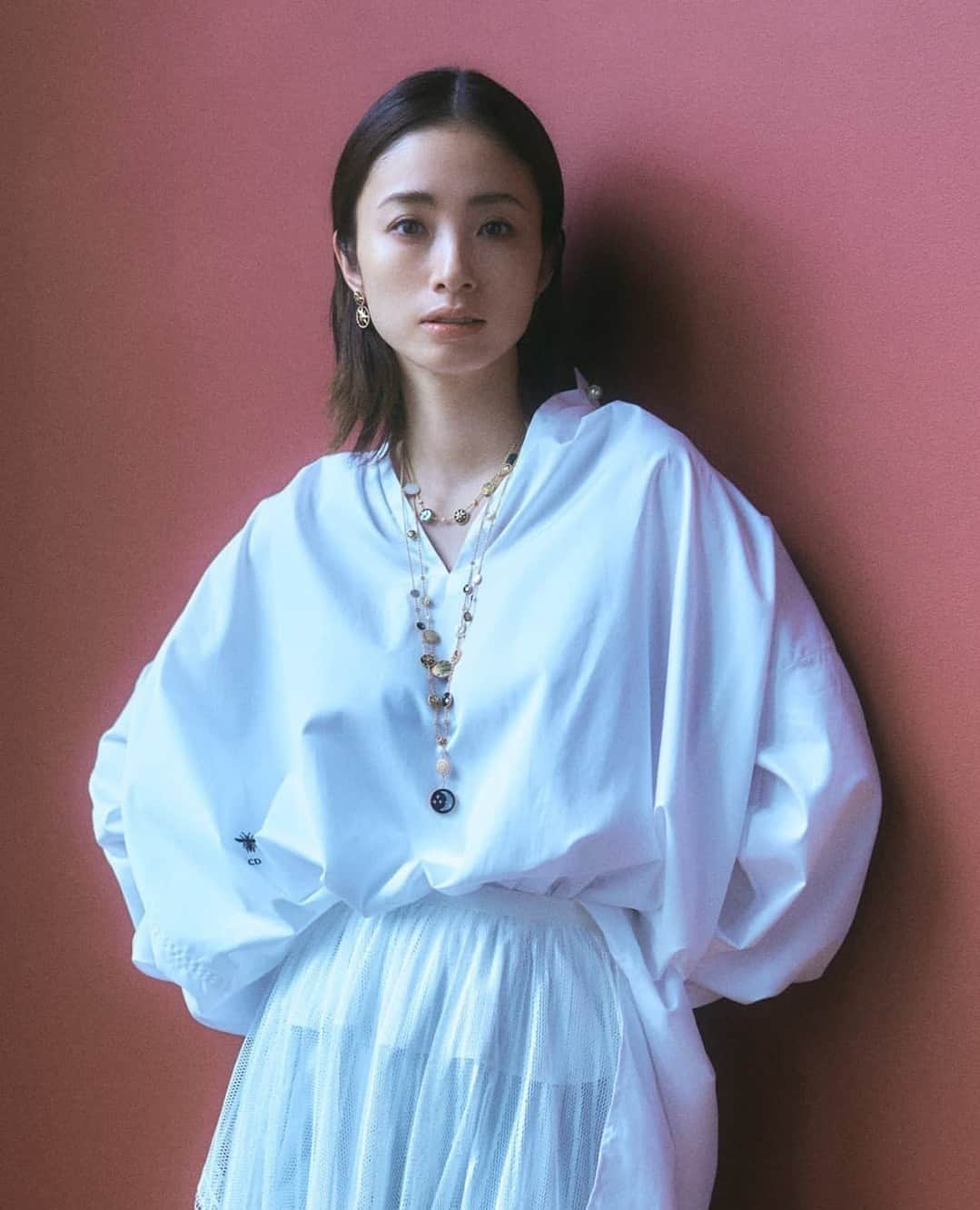 Fashionsnap.comのインスタグラム：「【SPECIAL】女優 上戸彩がまとう「DIOR」- 生命と時、神秘の瞬間 vol.1⁠ ⁠ 今年6月に第三子を出産した上戸彩の復帰後初となるファッションシューティング「Museum of Life ＋ Time」。その強く美しい姿を捉えた。＜全3回＞⁠ ⁠ ロマンチシズム溢れる「ディオール」2024年クルーズ コレクションをまとい、過去と現在が交差するミュージアムへ。繊細な刺繍やレースの手仕事が、神秘的な展示物や調度品と呼応する。⁠ ⁠ スペシャルシューティングは⁠ @fashionsnapcom プロフィールのリンクから🔗⁠ ⁠ #fashionsnapcom #fashionstory #dior #ディオール #上戸彩 #ayaueto #uetoaya #2024cruise #インターメディアテク」