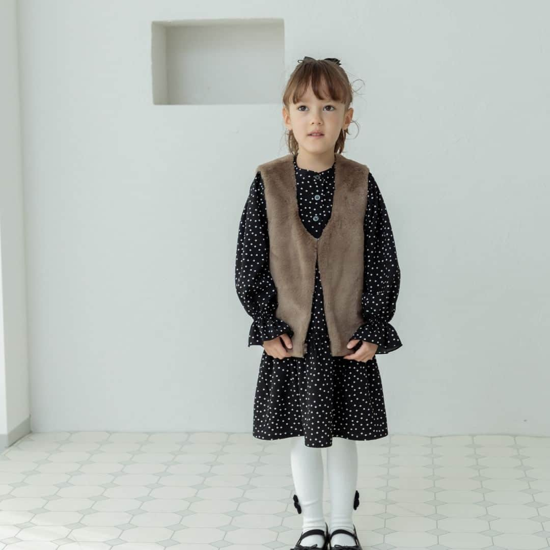 coucou manon フォトイベントをする子供服ブランドさんのインスタグラム写真 - (coucou manon フォトイベントをする子供服ブランドInstagram)「＼✨coming soon...ふわふわフェイクファーベスト🐰／ クリスマスパーティーのおめかしコーデにふわふわなフェイクファーベストをプラス🥂  一気に旬コーデにアップデートできるよ💗  気になる発売日は【12/8(Fri)12:00~】 お見逃しなく〜🎄 - - - - - - - - - - - - - - - - - - - - - - - - - - - - - 質問や感想はコメントにてお待ちしております💫 📍気になる投稿は「保存」を押してね📍  #ペアマノン #pairmanon #キッズ #キッズ服 #子供 #子ども #子供服 #子ども服 #こども #こども服 #キッズファッション #女の子キッズ #男の子キッズ #女の子コーデ #男の子コーデ #秋コーデ #冬コーデ #新作アイテム #秋冬コーデ #お出かけコーデ #リンクコーデ #おでかけ #ドットエスティ #ドットエスティ購入品 #ペアマノン購入品 #キッズベスト #クリスマスパーティー #おめかしコーデ #ファーベスト」12月4日 20時00分 - pairmanon