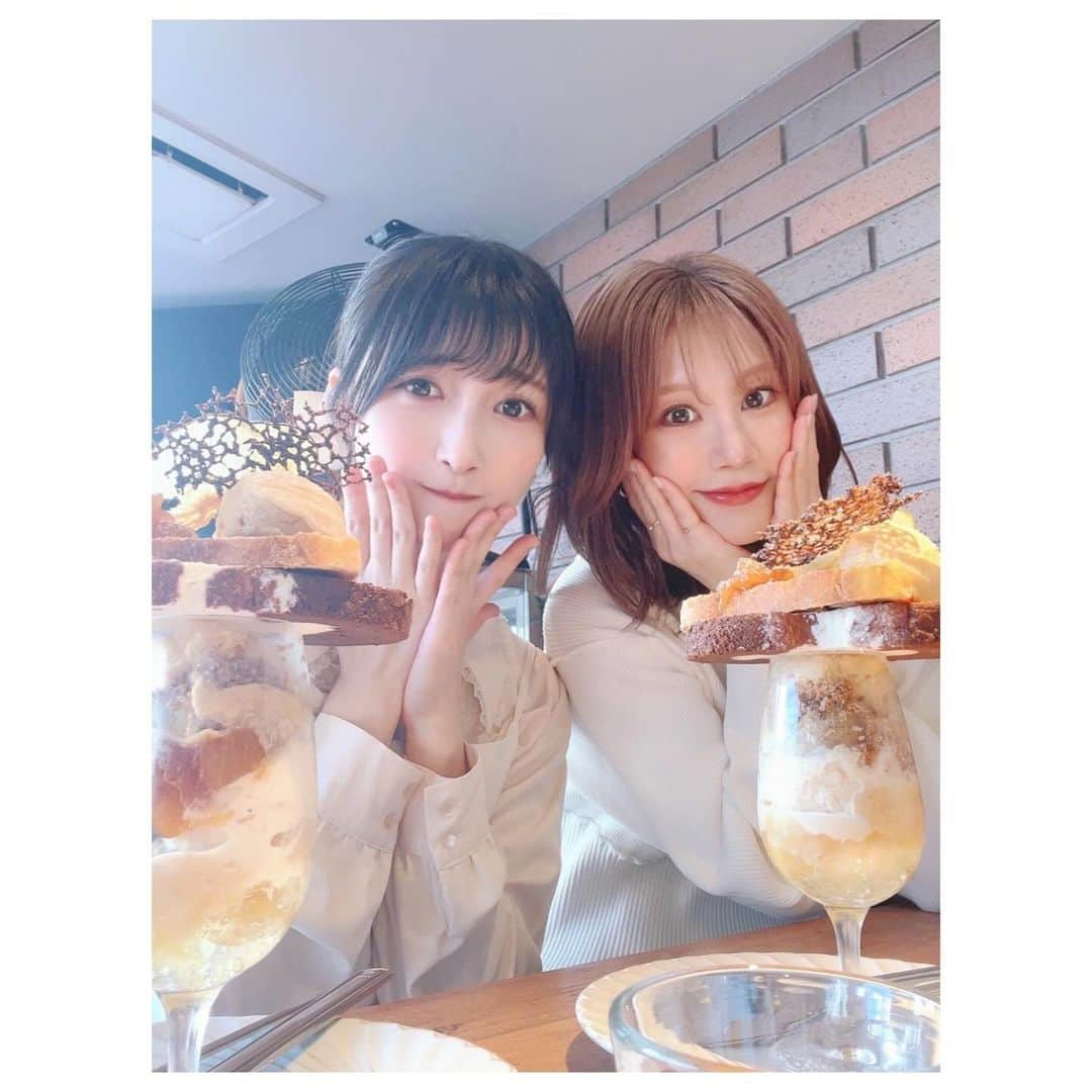 山崎エリイのインスタグラム：「りかさんと洋梨パフェを 食べに行きました🥰  おしゃれなお味でおいしかった🍐✨  あと、ふたりでお出かけすると 必ずお写真撮影会が始まるのですが、  被写体は背景込みなエリイカメラと 人物が第一優先なりかさんカメラ  距離感の差がじわじわきます🤭📸  #パフェ #阿部里果 さん #山崎エリイ #Erii」