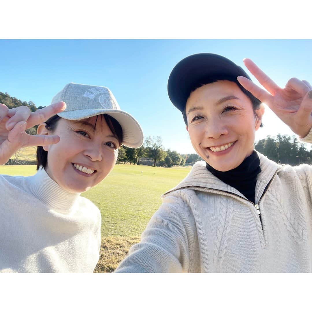 はなのインスタグラム：「Lovely Day❤️ラジショピDJ湯本久美ちゃん先生とゴルフへ🏌🏻‍♀️またまた練習せずに２ヶ月ぶりのラウンド😂そろそろパターマット買うことにします🤣⛳️そして、ゴルフ場での撮影会、反射神経でポーズ取りすぎ😅 #湯本久美先生 #ゴルフ」