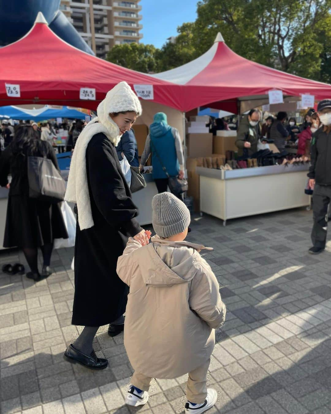 山﨑さおりのインスタグラム：「週末は噂のくつっ子まつりに👟🛒 我が家、足でか族なので なかなか合うサイズの靴見つけるのが 大変でしたが、ゆうしんのスニーカーと(1000円) 千ちゃんのスニーカー(まさかのワンコイン) GET致しました🫶🏻やすぅーーーーーーー  久しぶりにマーケットみたいな所、宝探しみたいで 楽しかったな☺️  #PR#くつっ子まつり#日本ケミカシューズ組合 #神戸シューズ#kobeshoes#神戸ファッション」