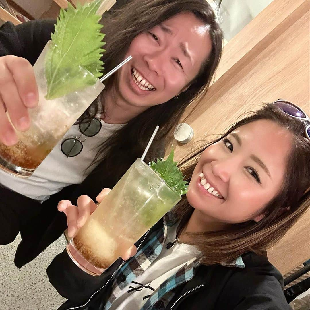 渕上万莉 さんのインスタグラム写真 - (渕上万莉 Instagram)「髙島屋POPUPのお疲れ乾杯会🍺✨ 大阪天満の【KAMONN】さんへ🕺🌴🌙 @izakaya_kamonn   なんとここKAMONNさんでは ふちぽん酢を使った酎ハイ（ノンアルも有り）を レギュラーメニューにしてくれてます😍🍺💛  ぽん酢が酎ハイになるなんて❗️ どんな味⁉️ってずっと気になってた🫣🫣  昨日やっと飲めたよー😍😍  ただぽん酢を入れるだけじゃなくて 大葉、大根おろしが入って香りとコクが増してて 『冷製スープ』という感じもある✨ めちゃくちゃ美味しかった😭‼️‼️❤️  名物アジフライとの相性もバッチリだった🐟👏🏽👏🏽 自分のぽん酢が大好きなお酒になるなんて… そのお酒で皆んなで乾杯できる🍊🍻 こんな夢のような日が来るなんて🥹✨✨  KAMONNさん本当にありがとうございます🥹🙏🏽💛💛  オーナーさんも店長のサラちゃんも釣り人で料理人👩‍🍳 魚の持ち込みも可能🐟🐟（事前に要相談📞）  どの料理も抜群に美味しくてセンスがあるメニューばかり✨ 2階には団体用のテーブル席と、アパレル、釣具販売コーナーもあって釣り人にはたまらん空間になっております😍🫶🏾🍺🕺 アジフライトレーナー可愛過ぎてにっしゃんとイロチで買っちゃった💛  忘年会メニューもあるみたいなので 是非ぜひ行ってみてください😆🌴 ふちぽん酢酎ハイも飲んでね🍻  みんな 『ぽん中で❗️』 って略してたけど🤣🤣 まぁそうやな🍊✨✨  #忘年会 #お疲れ乾杯 #居酒屋カモン #居酒屋kamonn  #kamonn  #ふちぽん酢 #ふちぽん酢酎ハイ #アジフライ #最高 #フッチー #渕上万莉」12月4日 20時00分 - mari_fuchigami