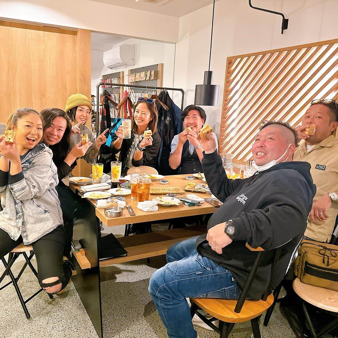 渕上万莉 さんのインスタグラム写真 - (渕上万莉 Instagram)「髙島屋POPUPのお疲れ乾杯会🍺✨ 大阪天満の【KAMONN】さんへ🕺🌴🌙 @izakaya_kamonn   なんとここKAMONNさんでは ふちぽん酢を使った酎ハイ（ノンアルも有り）を レギュラーメニューにしてくれてます😍🍺💛  ぽん酢が酎ハイになるなんて❗️ どんな味⁉️ってずっと気になってた🫣🫣  昨日やっと飲めたよー😍😍  ただぽん酢を入れるだけじゃなくて 大葉、大根おろしが入って香りとコクが増してて 『冷製スープ』という感じもある✨ めちゃくちゃ美味しかった😭‼️‼️❤️  名物アジフライとの相性もバッチリだった🐟👏🏽👏🏽 自分のぽん酢が大好きなお酒になるなんて… そのお酒で皆んなで乾杯できる🍊🍻 こんな夢のような日が来るなんて🥹✨✨  KAMONNさん本当にありがとうございます🥹🙏🏽💛💛  オーナーさんも店長のサラちゃんも釣り人で料理人👩‍🍳 魚の持ち込みも可能🐟🐟（事前に要相談📞）  どの料理も抜群に美味しくてセンスがあるメニューばかり✨ 2階には団体用のテーブル席と、アパレル、釣具販売コーナーもあって釣り人にはたまらん空間になっております😍🫶🏾🍺🕺 アジフライトレーナー可愛過ぎてにっしゃんとイロチで買っちゃった💛  忘年会メニューもあるみたいなので 是非ぜひ行ってみてください😆🌴 ふちぽん酢酎ハイも飲んでね🍻  みんな 『ぽん中で❗️』 って略してたけど🤣🤣 まぁそうやな🍊✨✨  #忘年会 #お疲れ乾杯 #居酒屋カモン #居酒屋kamonn  #kamonn  #ふちぽん酢 #ふちぽん酢酎ハイ #アジフライ #最高 #フッチー #渕上万莉」12月4日 20時00分 - mari_fuchigami