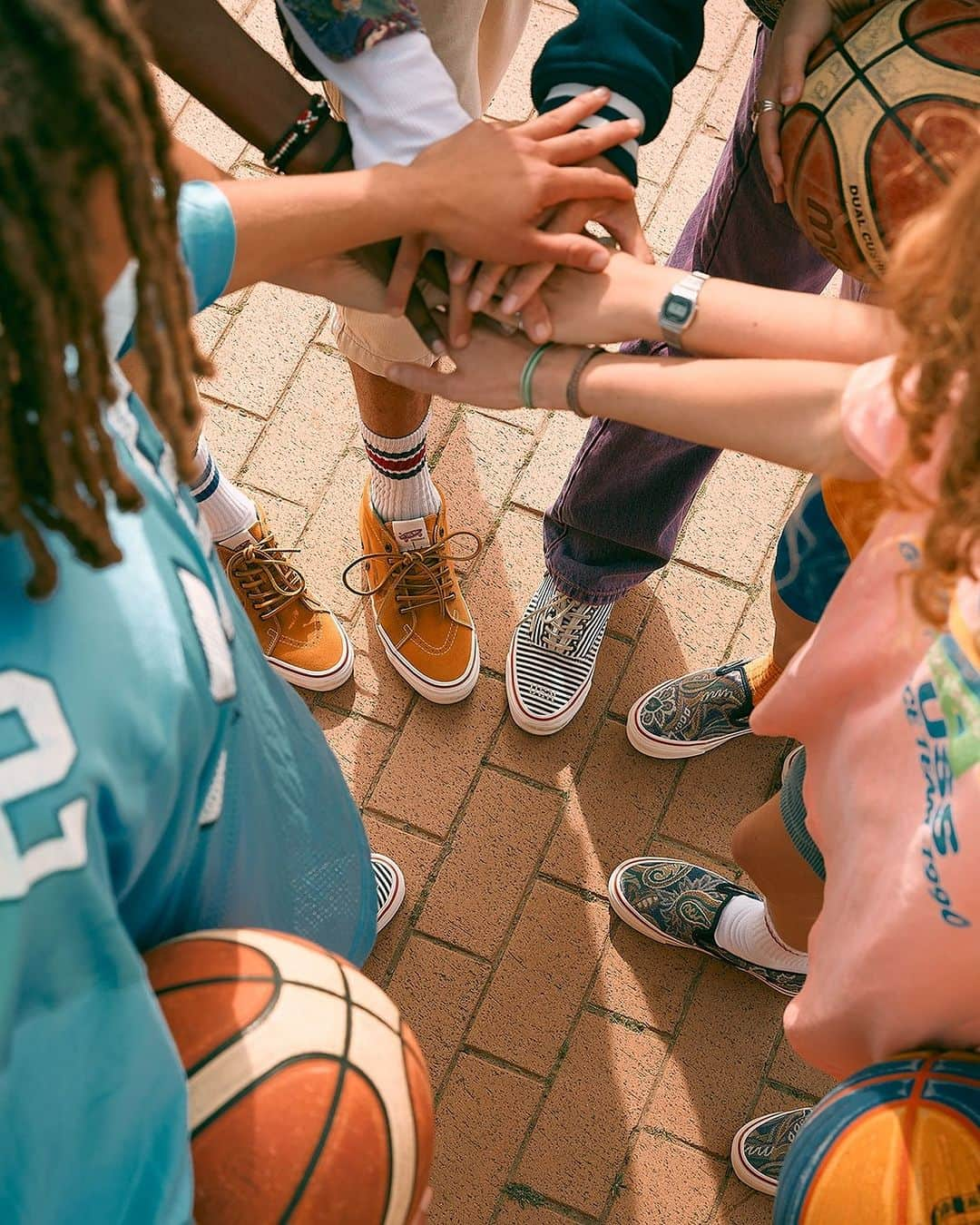 ヴァンズのインスタグラム：「ビンテージウェアにインスパイアされたVault By VansとファッションデザイナーNigel Cabournの最新コラボレートコレクションが登場。  Nigel Cabournのシグネチャーであるビンテージミリタリーとワークウェア、そして1992年のアメリカ映画「ハード・プレイ」に彼の個人的なコレクションを着用して出演した俳優・ウディ・ハレルソンから着想を得た90'sスタイルを表現。  ■取扱店舗情報  VANS公式オンラインストア https://www.vans.co.jp/ Nigel Cabourn THE ARMY GYM FLAGSHIP STORE Nigel Cabourn THE ARMY GYM LUCUA OSAKA STORE Nigel Cabourn THE ARMY GYM HANKYU MENS TOKYO STORE Nigel Cabourn Woman THE ARMY NAKAMEGURO Nigel Cabourn ONLINE STORE https://cabourn.jp/ BILLY'S阪急メンズ大阪店 BILLY’S ENT公式オンラインストア https://www.billys-tokyo.net/shop/  @nigelcabournjapan @nigelcabourn_woman_japan @nigel_cabourn」