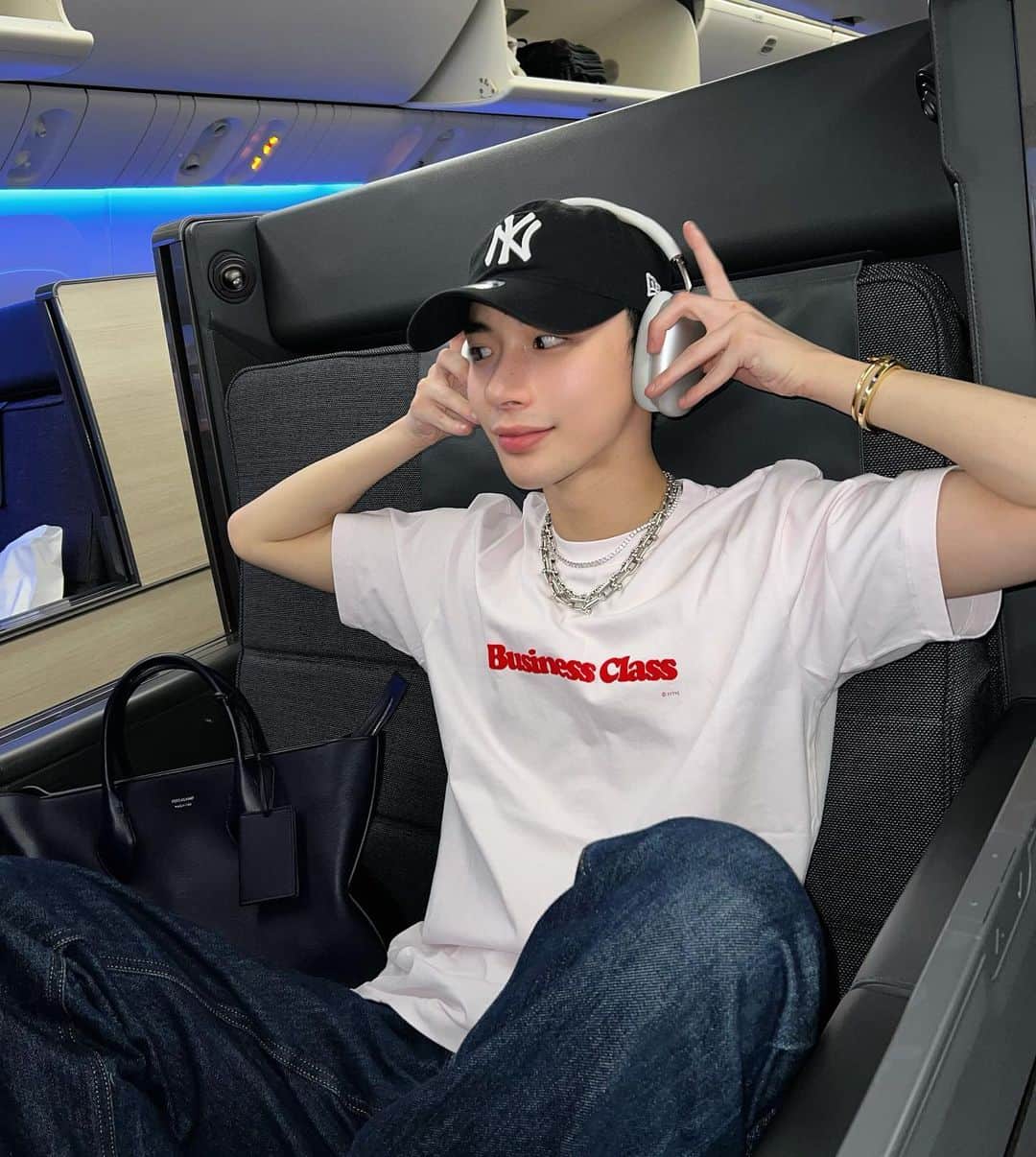 よしあきさんのインスタグラム写真 - (よしあきInstagram)「飛行機乗る前にEytysで絶妙でかわいいTシャツ買ったんだけどなんか恥ずかしいから写真撮って普通にすぐ脱いだ✈️」12月4日 20時09分 - yooshiakiii